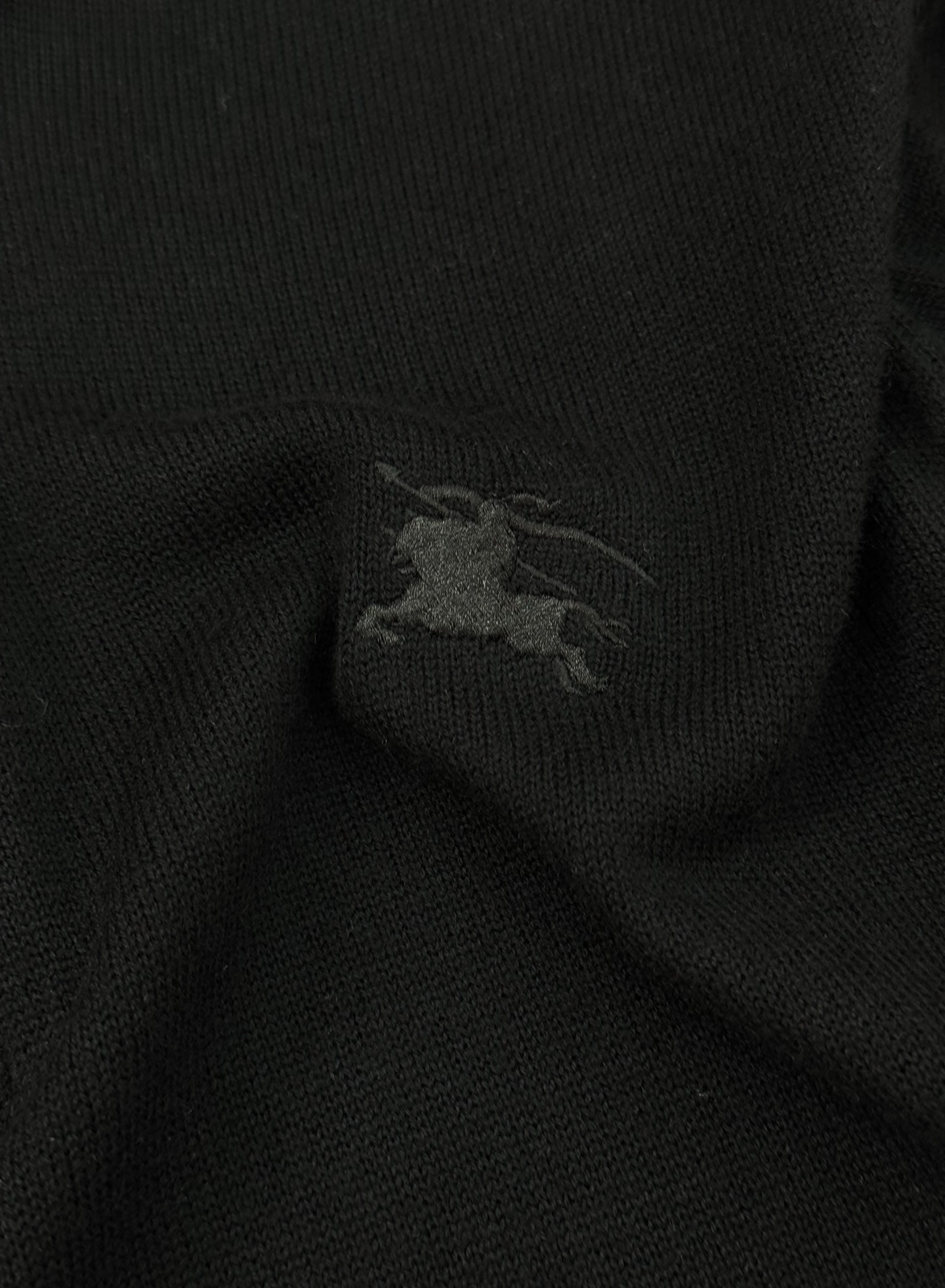 Burberry半拉链羊毛针织衫，采用高品质羊毛，柔软舒适，秋冬穿超暖！半拉链设计方便穿脱，还能调节领口