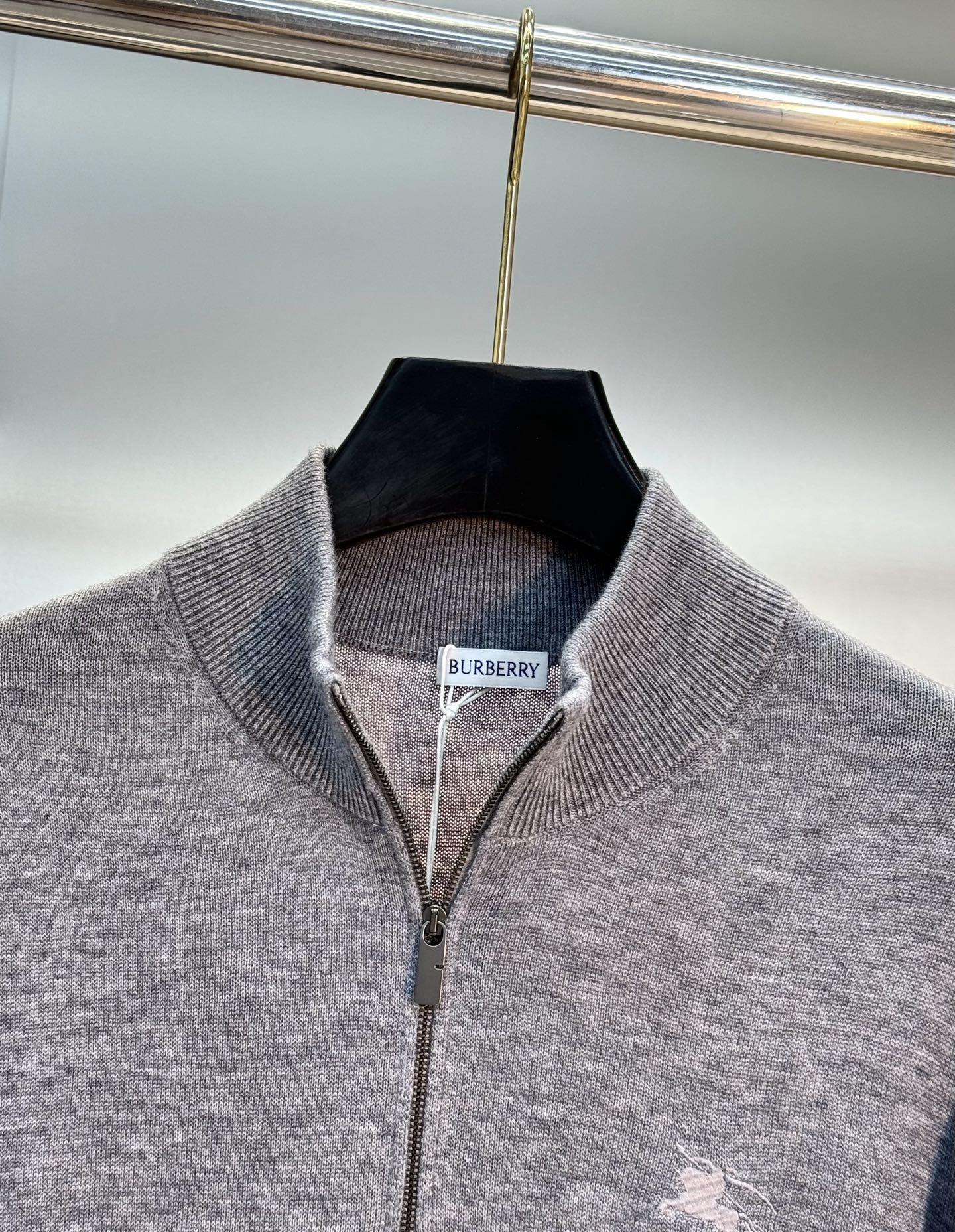 Burberry半拉链羊毛针织衫，采用高品质羊毛，柔软舒适，秋冬穿超暖！半拉链设计方便穿脱，还能调节领口