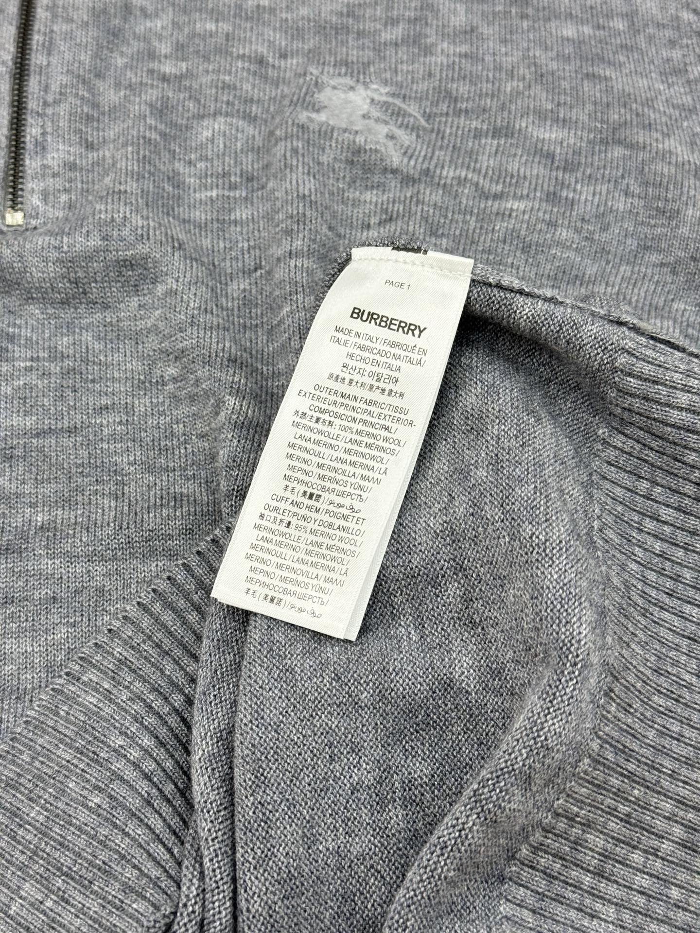 Burberry半拉链羊毛针织衫，采用高品质羊毛，柔软舒适，秋冬穿超暖！半拉链设计方便穿脱，还能调节领口