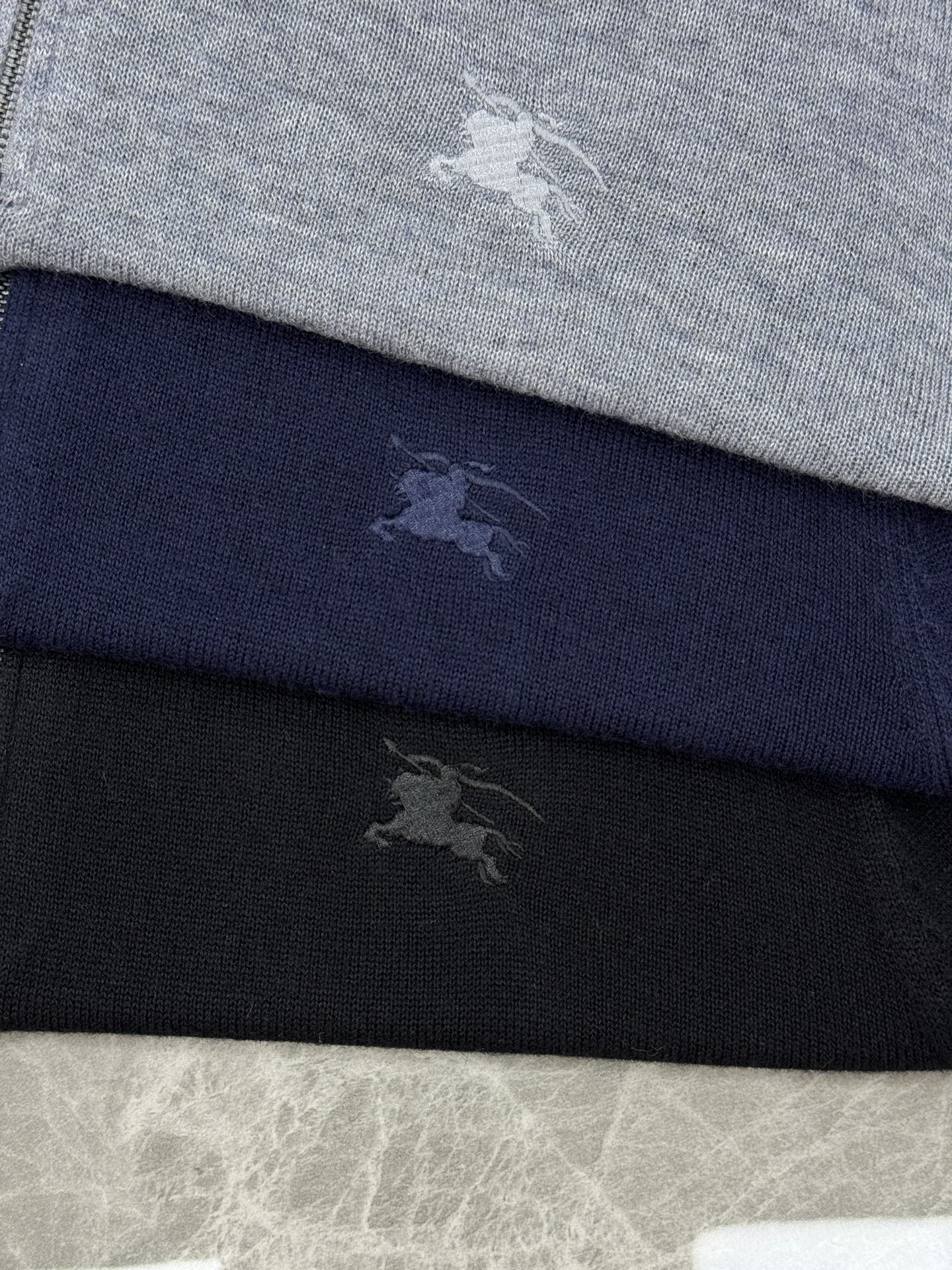 Burberry半拉链羊毛针织衫，采用高品质羊毛，柔软舒适，秋冬穿超暖！半拉链设计方便穿脱，还能调节领口