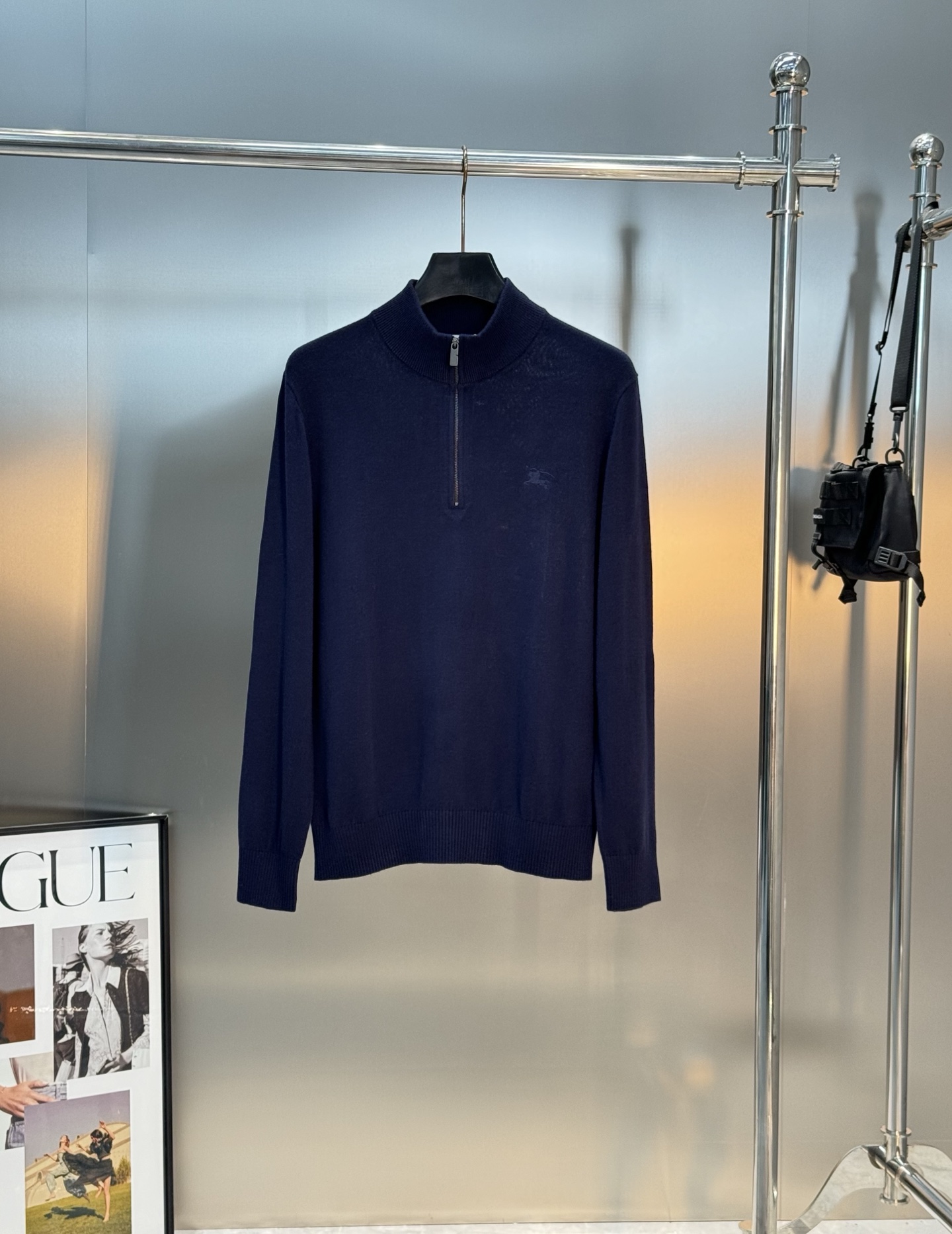 Burberry半拉链羊毛针织衫，采用高品质羊毛，柔软舒适，秋冬穿超暖！半拉链设计方便穿脱，还能调节领口