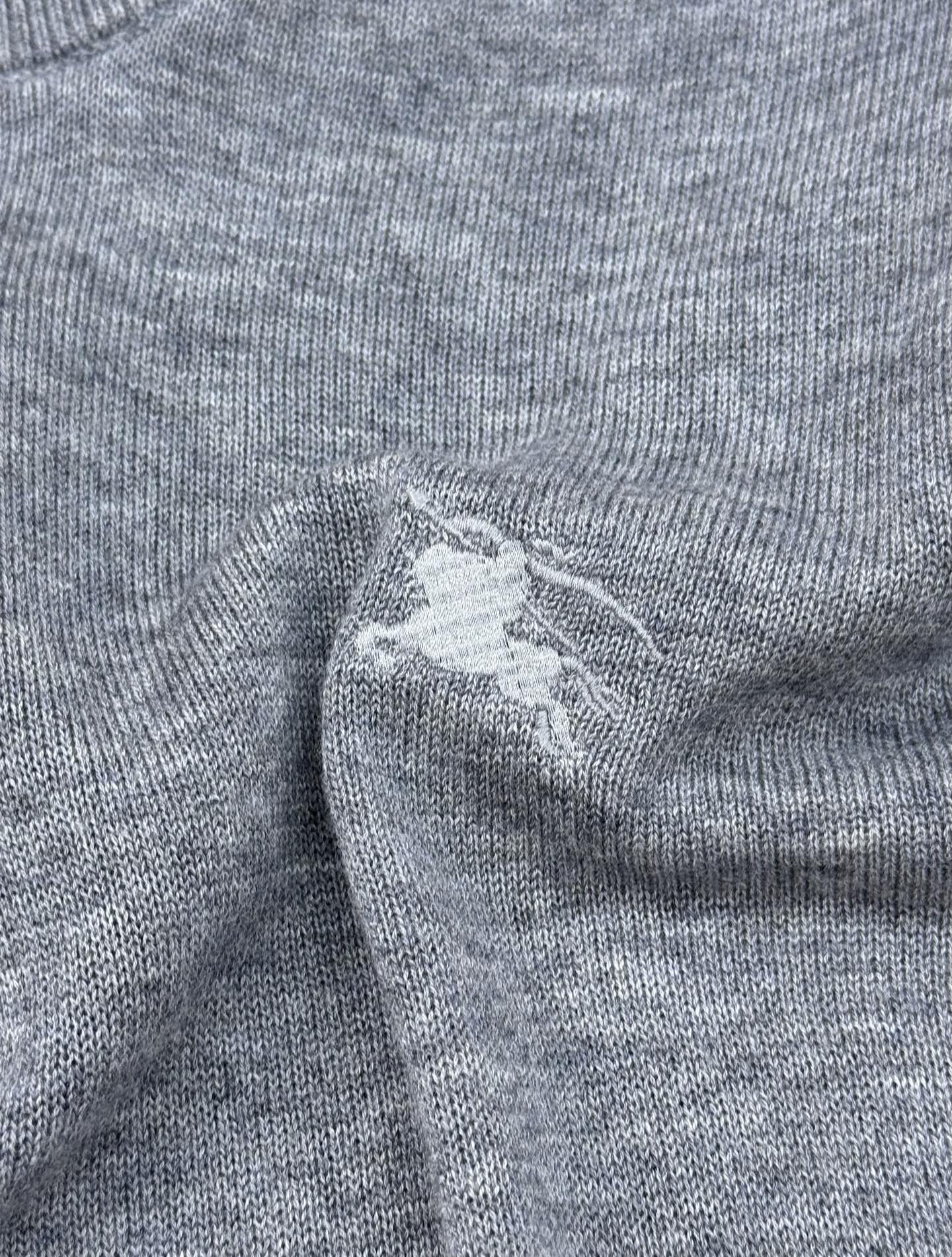 Burberry半拉链羊毛针织衫，采用高品质羊毛，柔软舒适，秋冬穿超暖！半拉链设计方便穿脱，还能调节领口