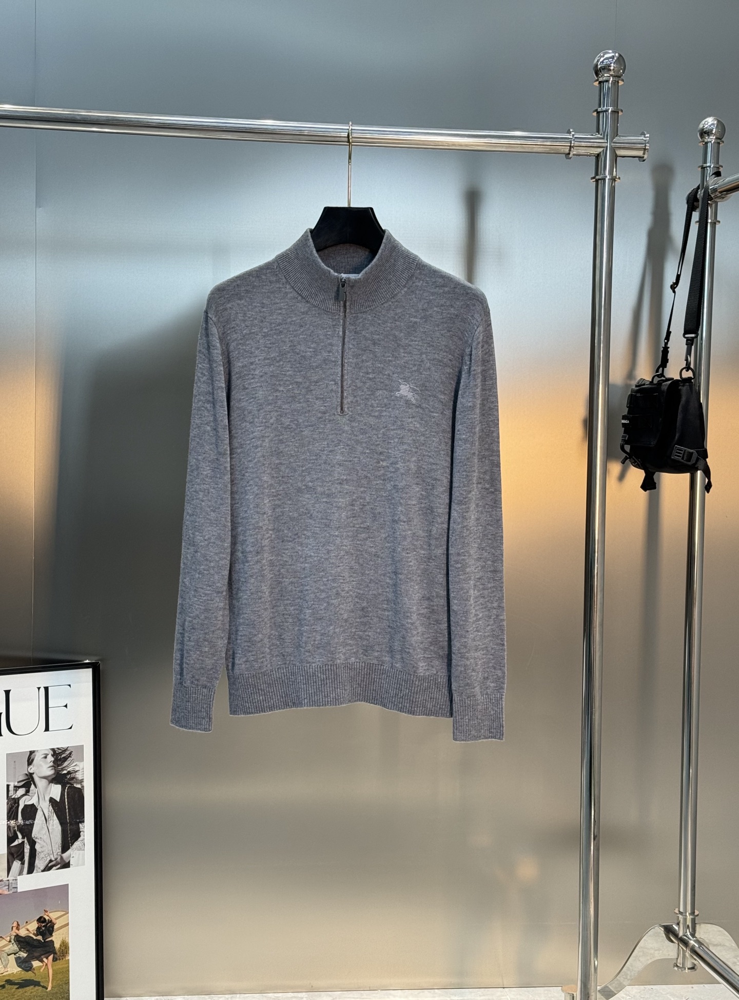 Burberry半拉链羊毛针织衫，采用高品质羊毛，柔软舒适，秋冬穿超暖！半拉链设计方便穿脱，还能调节领口