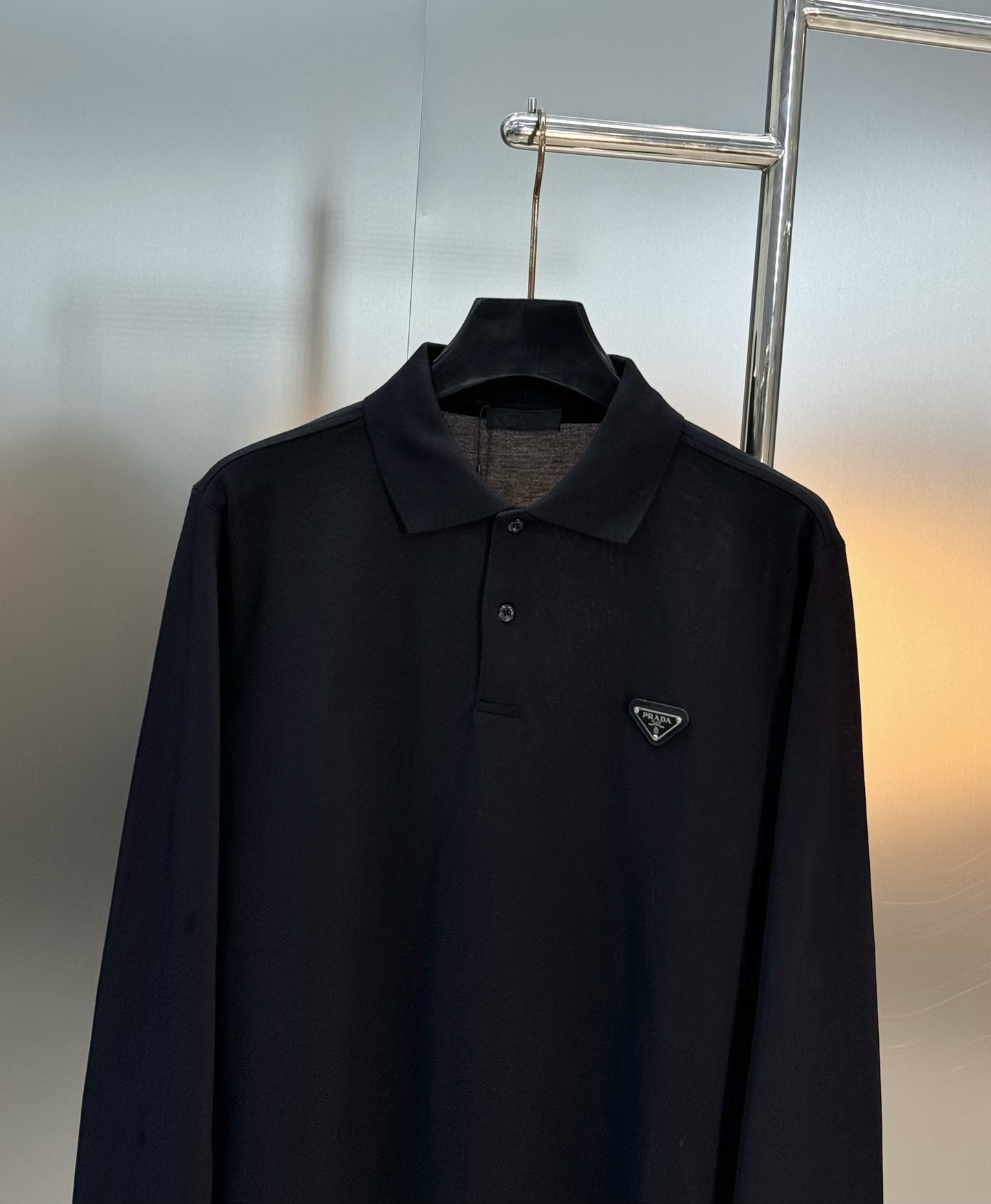 Prada普拉达经典三角标长袖Polo衫，深色色调+经典三角标刺绣，低调又有辨识度✨高品质珠地棉面料，柔