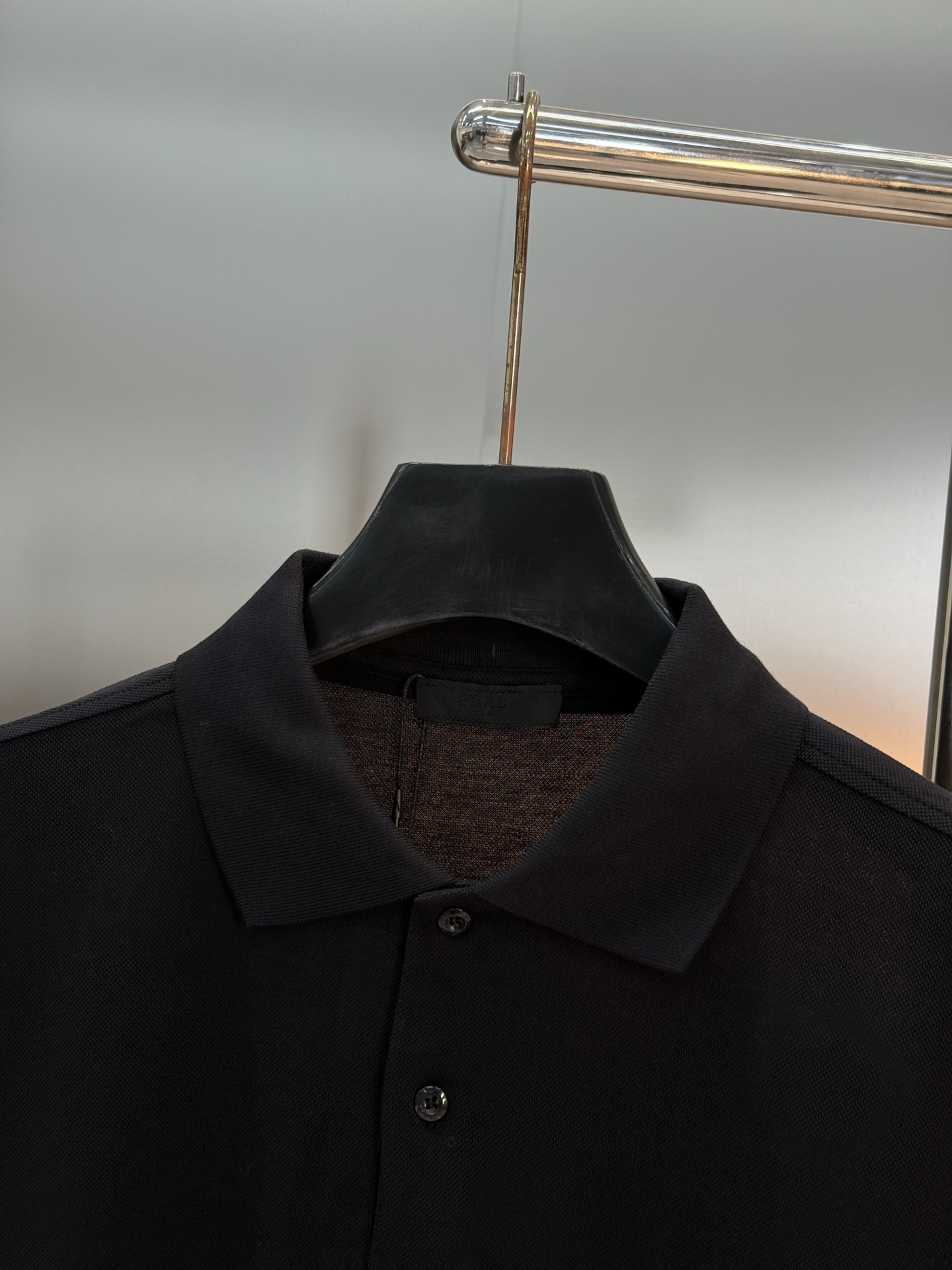 Prada普拉达经典三角标长袖Polo衫，深色色调+经典三角标刺绣，低调又有辨识度✨高品质珠地棉面料，柔