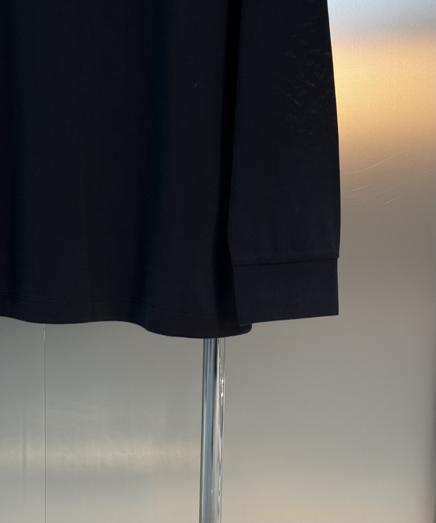 Prada普拉达经典三角标长袖Polo衫，深色色调+经典三角标刺绣，低调又有辨识度✨高品质珠地棉面料，柔