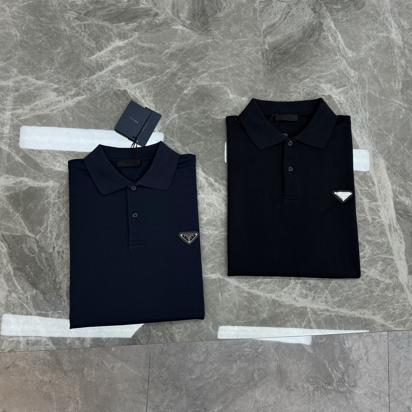 Prada普拉达经典三角标长袖Polo衫，深色色调+经典三角标刺绣，低调又有辨识度✨高品质珠地棉面料，柔