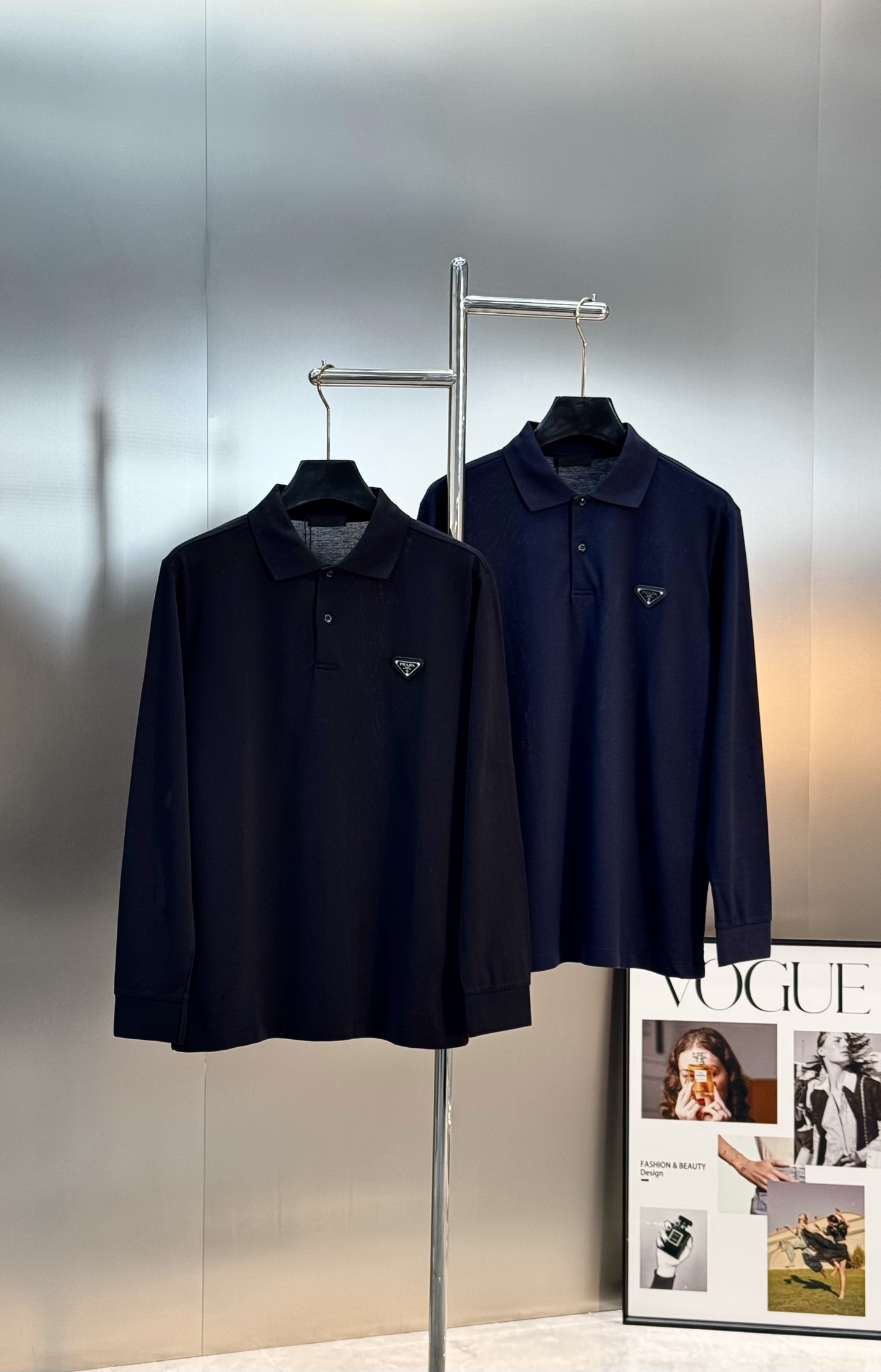 Prada普拉达经典三角标长袖Polo衫，深色色调+经典三角标刺绣，低调又有辨识度✨高品质珠地棉面料，柔