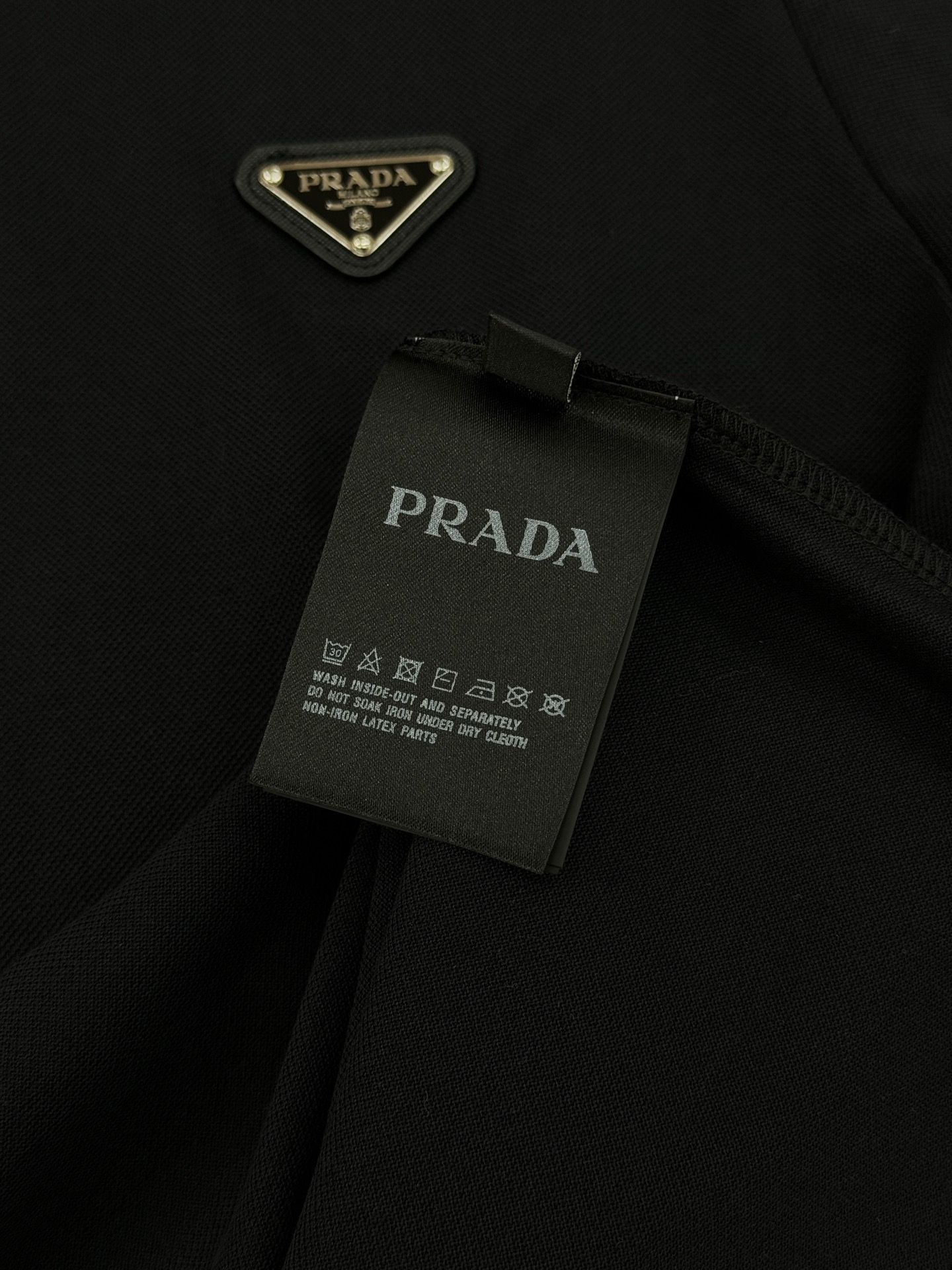 Prada普拉达经典三角标长袖Polo衫，深色色调+经典三角标刺绣，低调又有辨识度✨高品质珠地棉面料，柔