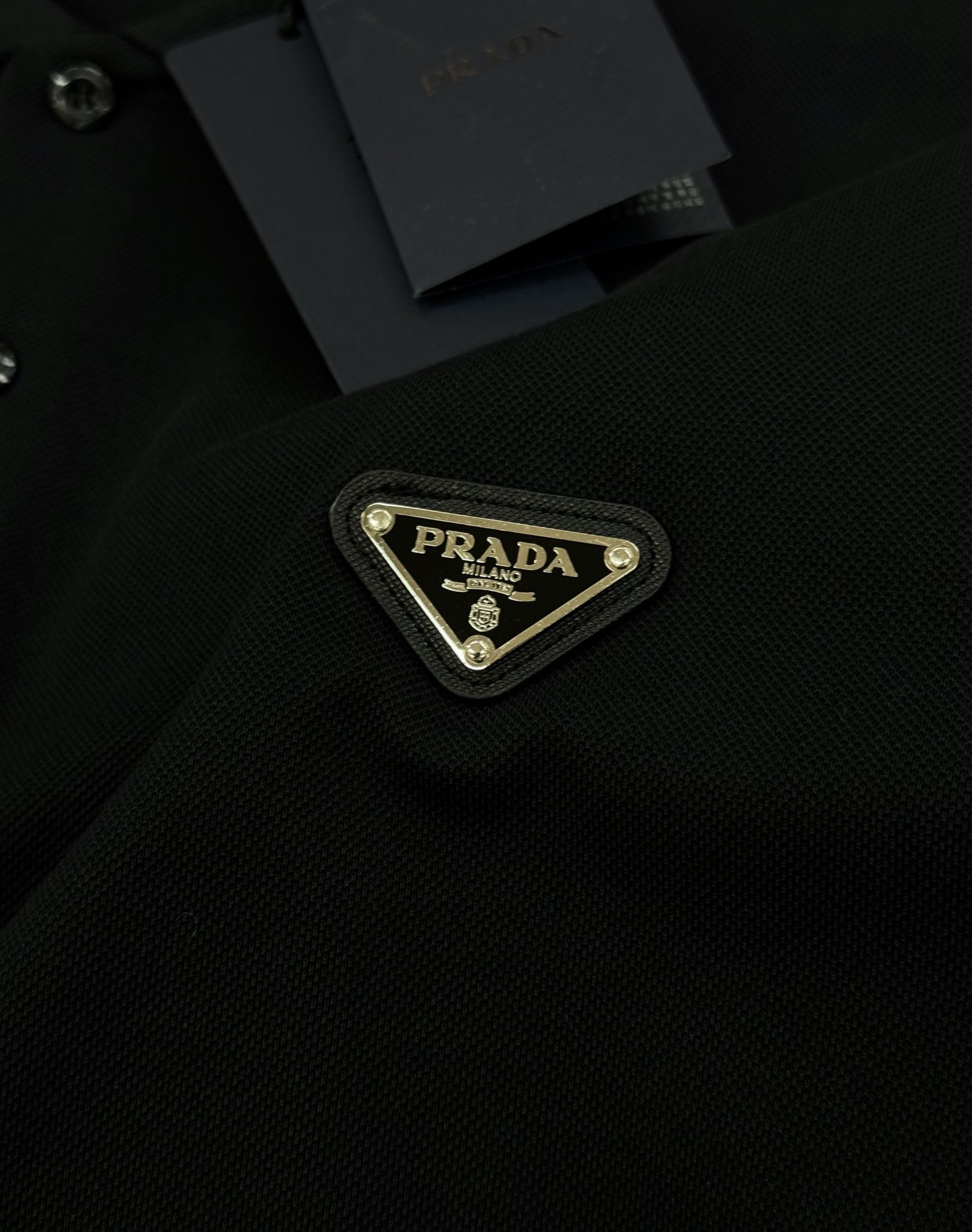 Prada普拉达经典三角标长袖Polo衫，深色色调+经典三角标刺绣，低调又有辨识度✨高品质珠地棉面料，柔