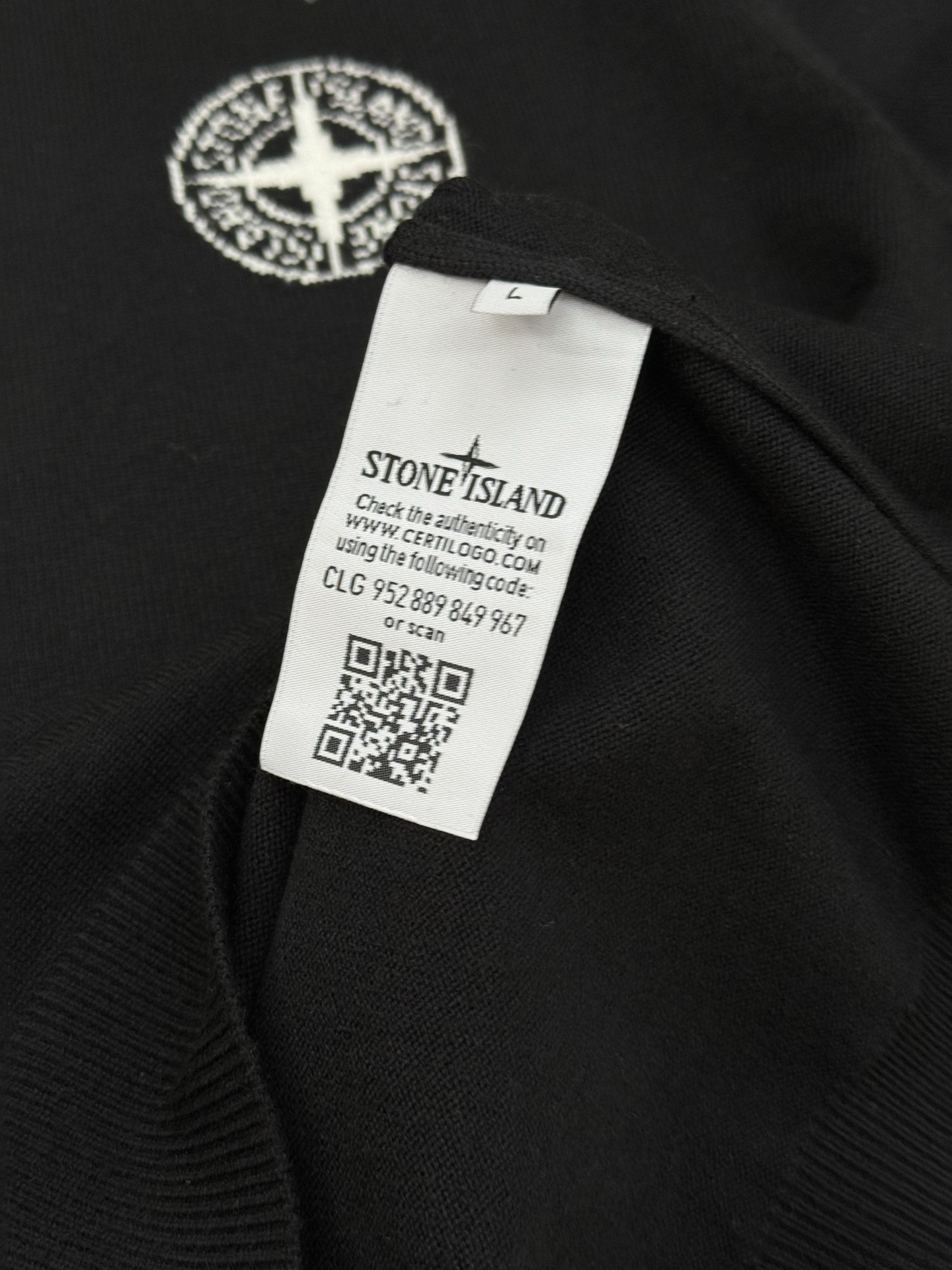 Stone Island这款经典罗盘徽标毛衫.男女同款！黑色主色+白色罗盘徽标，双面提花工艺.辨识度超高