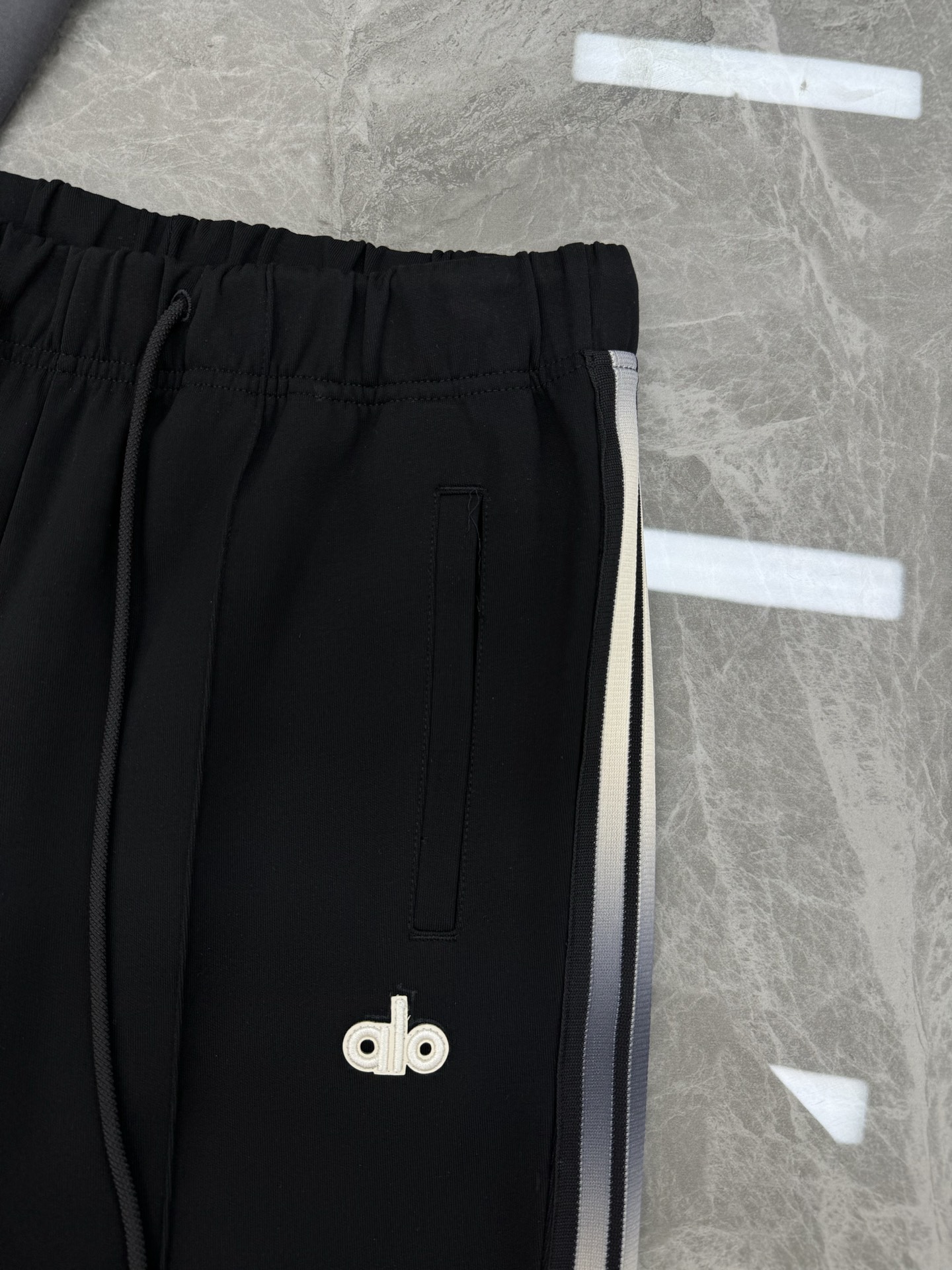 alo潮牌新款三叶草拼接织带休闲裤，经典三条杠，运动感满满！甄选铜氨丝空气层混纺棉质面料柔软舒适，直筒宽