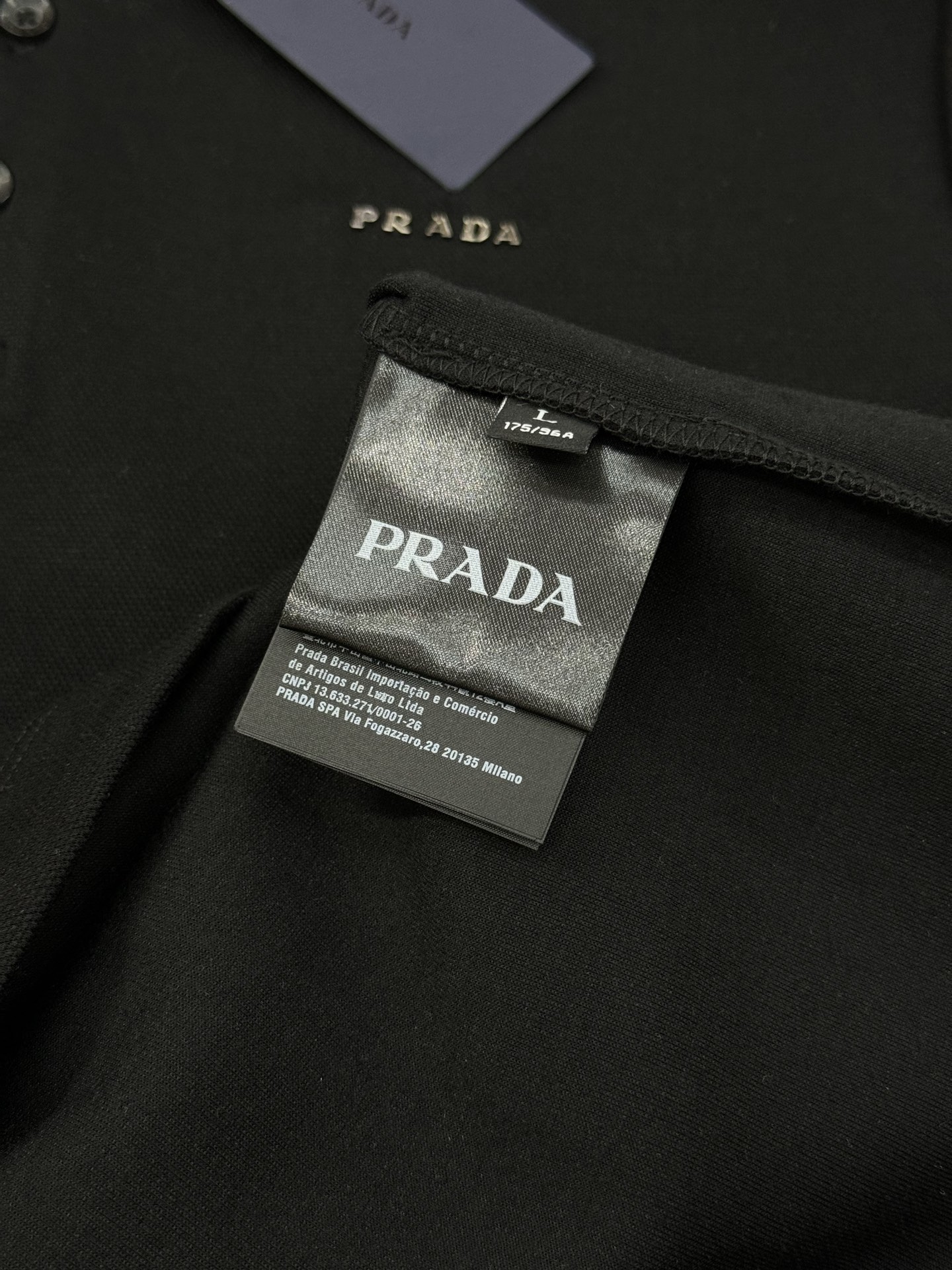 PRADA普拉达25s秋季男士长袖翻领Polo.胸前经典Prada标识.高周波立体工艺.简单高级.整体纯