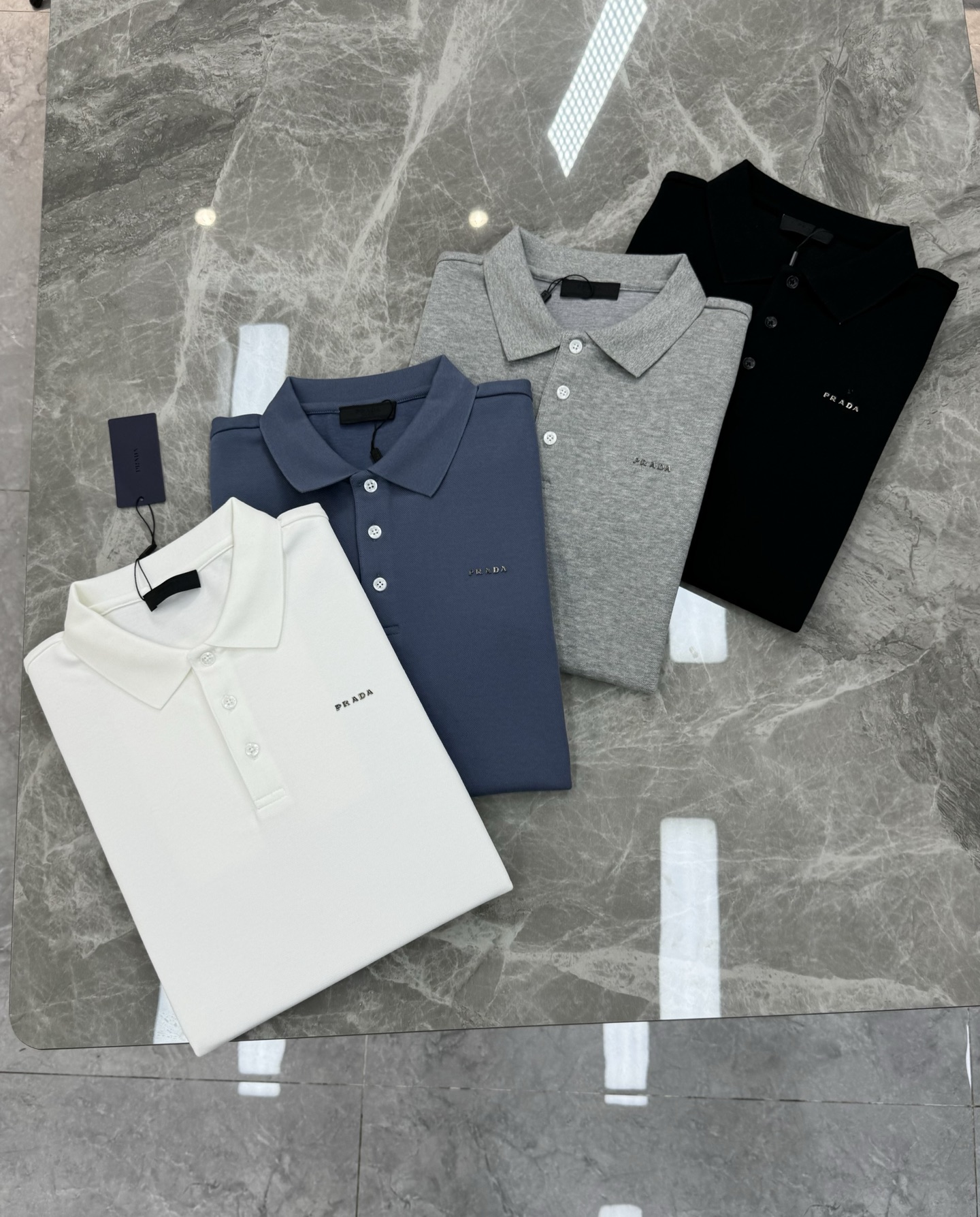 PRADA普拉达25s秋季男士长袖翻领Polo.胸前经典Prada标识.高周波立体工艺.简单高级.整体纯