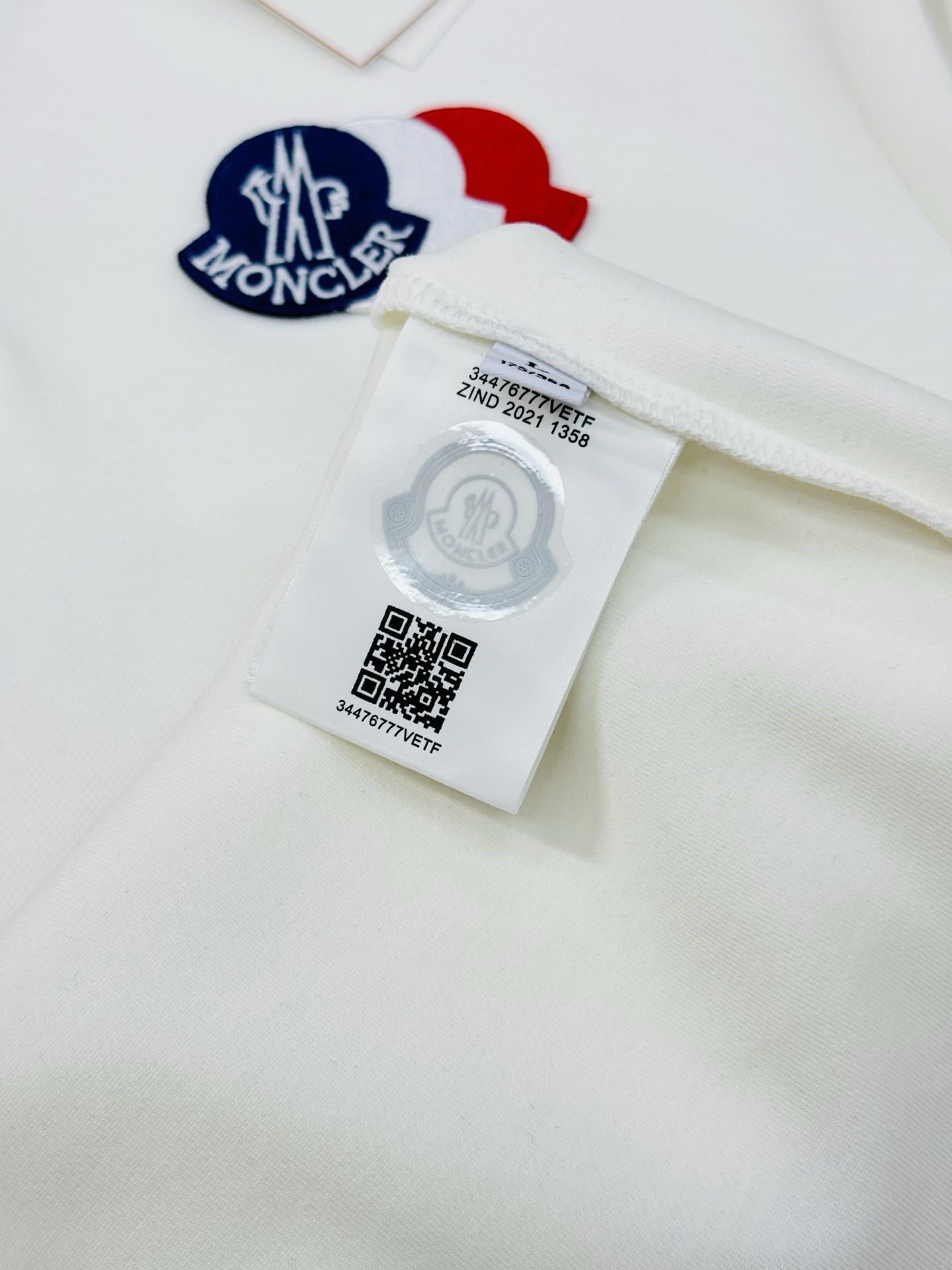 Moncler蒙口高尔夫长袖翻领Polo衫🆕专为高尔夫运动设计，修身剪裁，活动自如。经典品牌小帽子绣花标