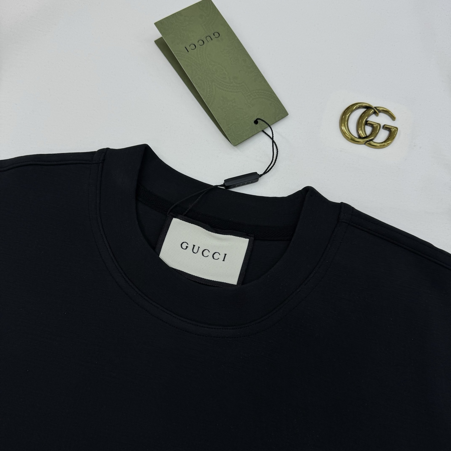 Gucci双G刺绣短袖T恤，超舒适手感高克重针织棉，加绒款设计🔥质感厚实挺括。胸前金色双G五金工艺.细节