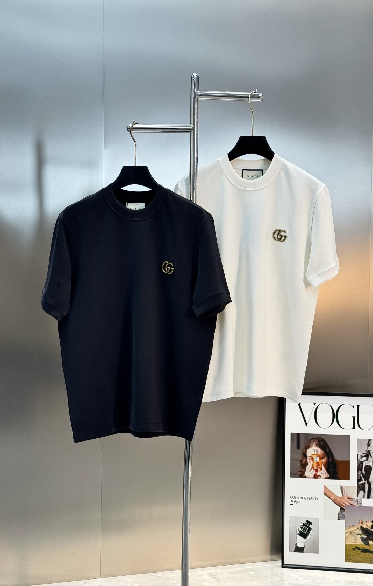 Gucci双G刺绣短袖T恤，超舒适手感高克重针织棉，加绒款设计🔥质感厚实挺括。胸前金色双G五金工艺.细节