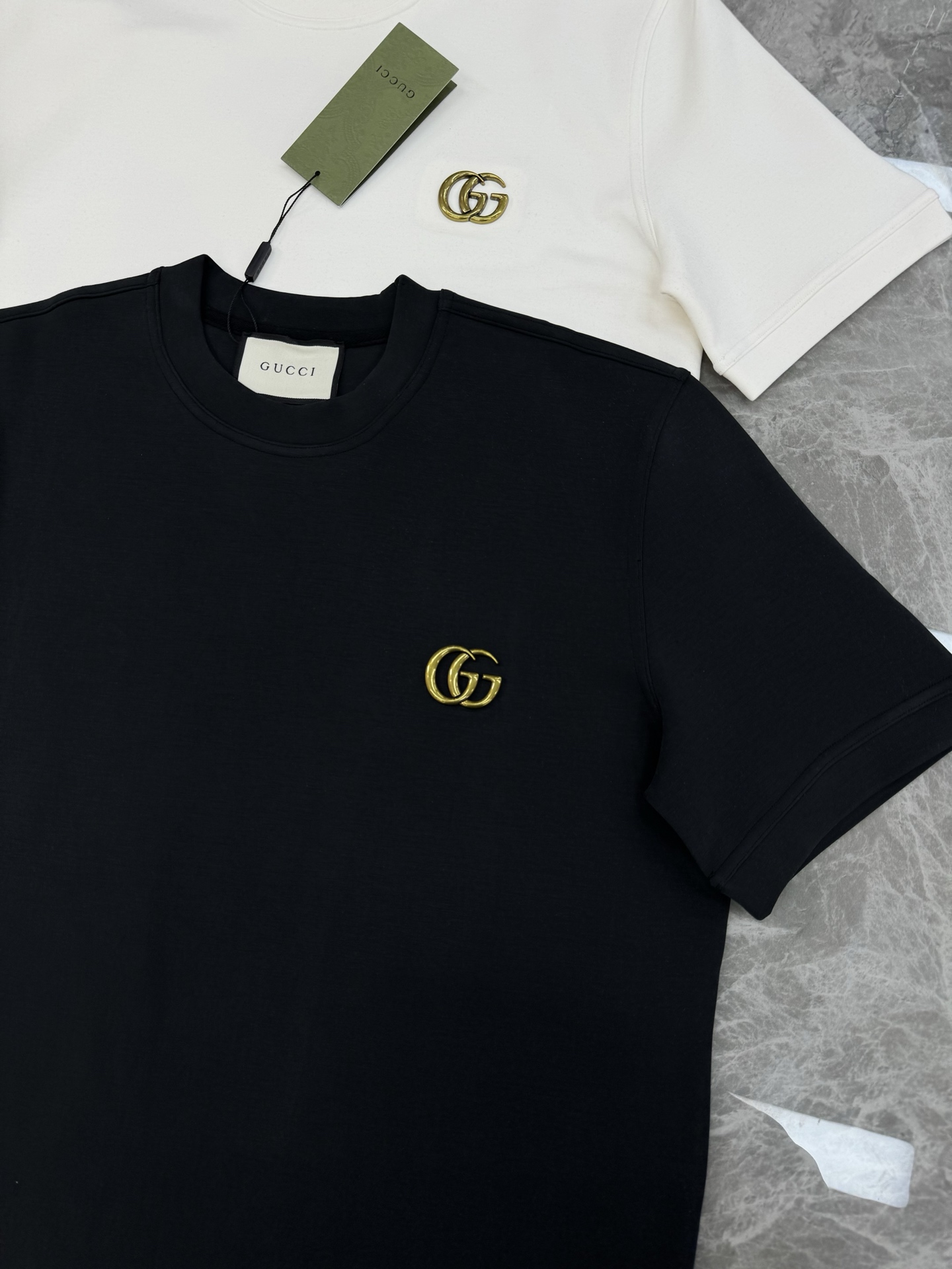 Gucci双G刺绣短袖T恤，超舒适手感高克重针织棉，加绒款设计🔥质感厚实挺括。胸前金色双G五金工艺.细节