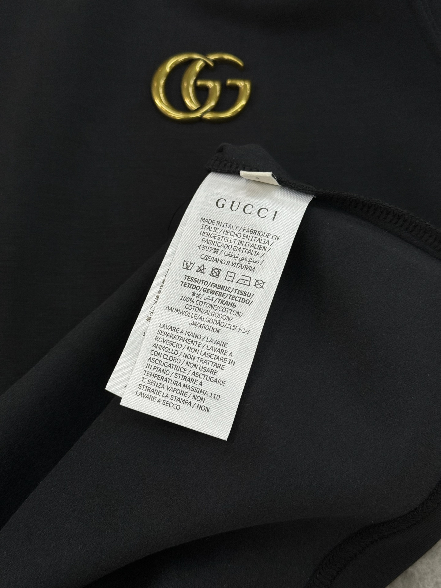 Gucci双G刺绣短袖T恤，超舒适手感高克重针织棉，加绒款设计🔥质感厚实挺括。胸前金色双G五金工艺.细节