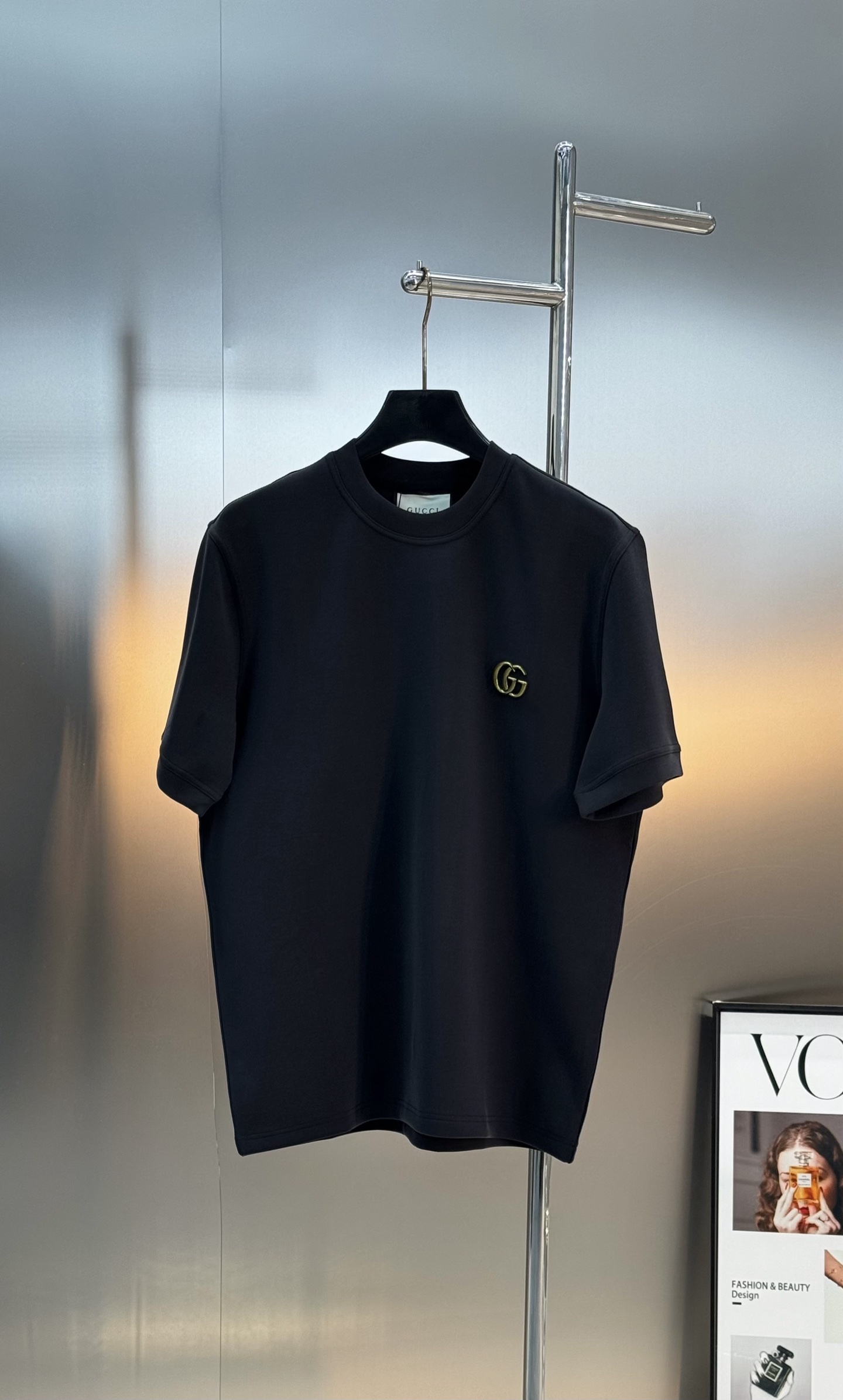 Gucci双G刺绣短袖T恤，超舒适手感高克重针织棉，加绒款设计🔥质感厚实挺括。胸前金色双G五金工艺.细节