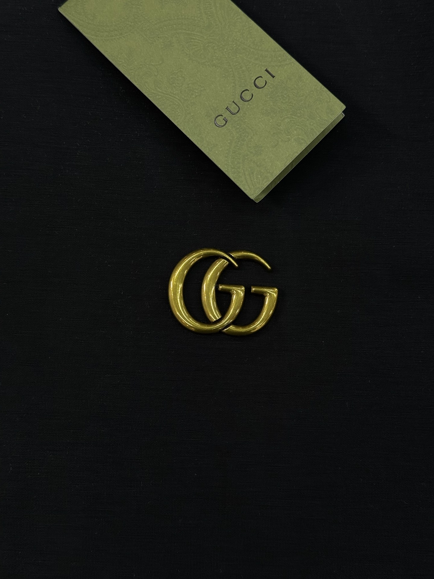 Gucci双G刺绣短袖T恤，超舒适手感高克重针织棉，加绒款设计🔥质感厚实挺括。胸前金色双G五金工艺.细节