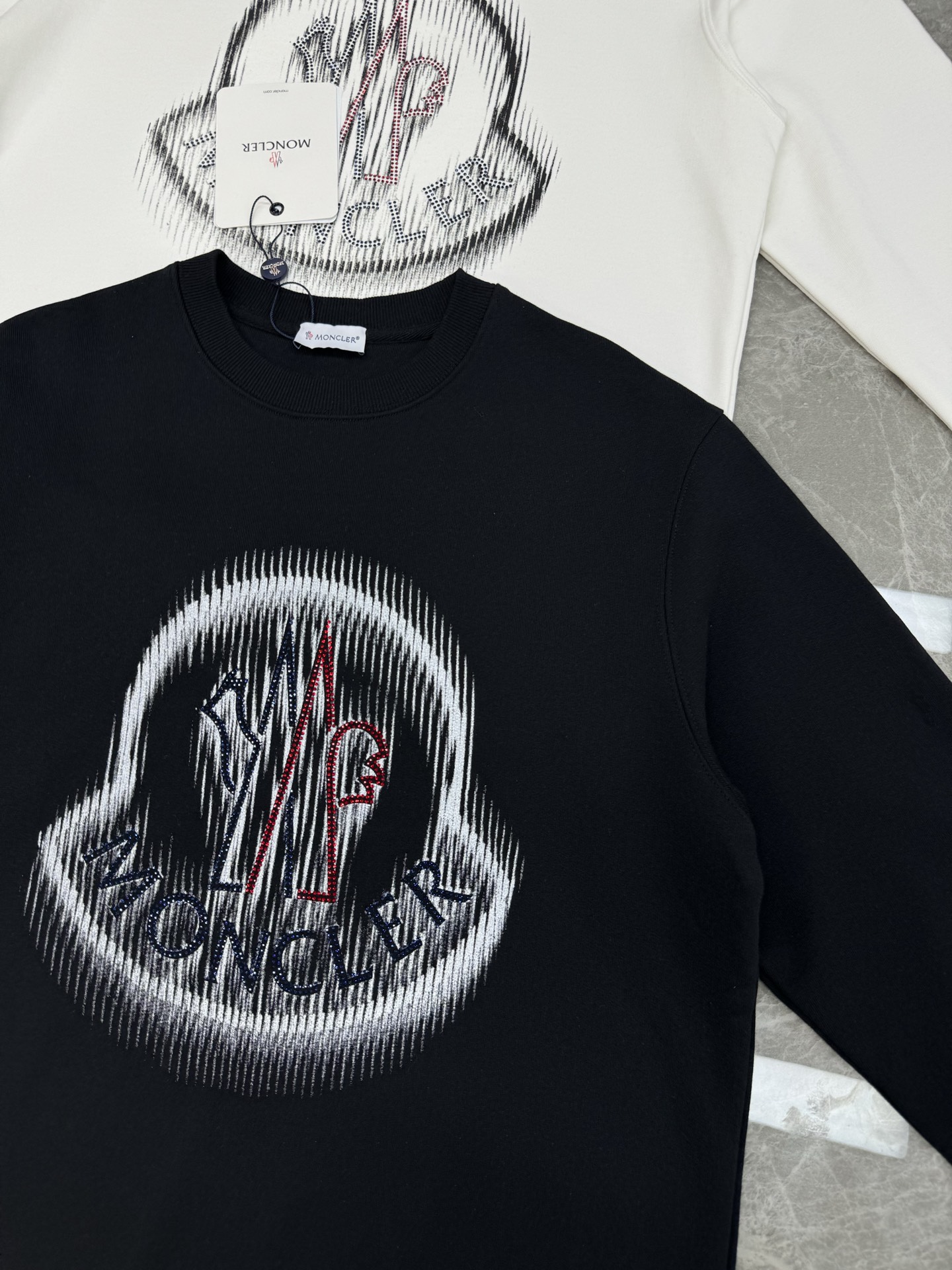 MONCLE*25s秋冬圆领卫衣.男女同款～胸口基础款品牌字母烫画设计.经典逐渐崭露头角.舒适的面料成为