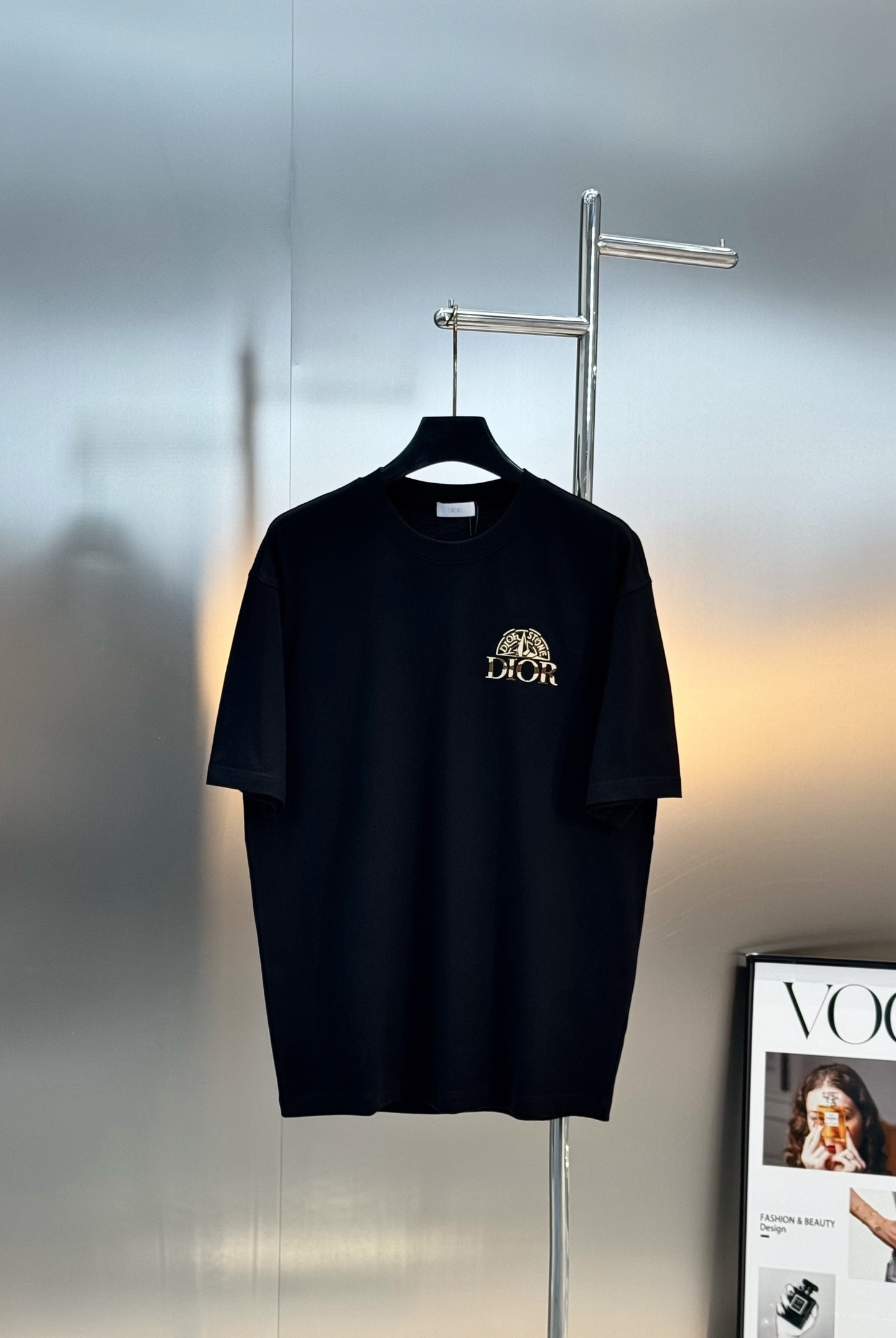 Dior迪奥25s新款潮牌T恤.胸前及背后印有“Peace Stone”字样和蓝色圆形徽标，前后呼应.融