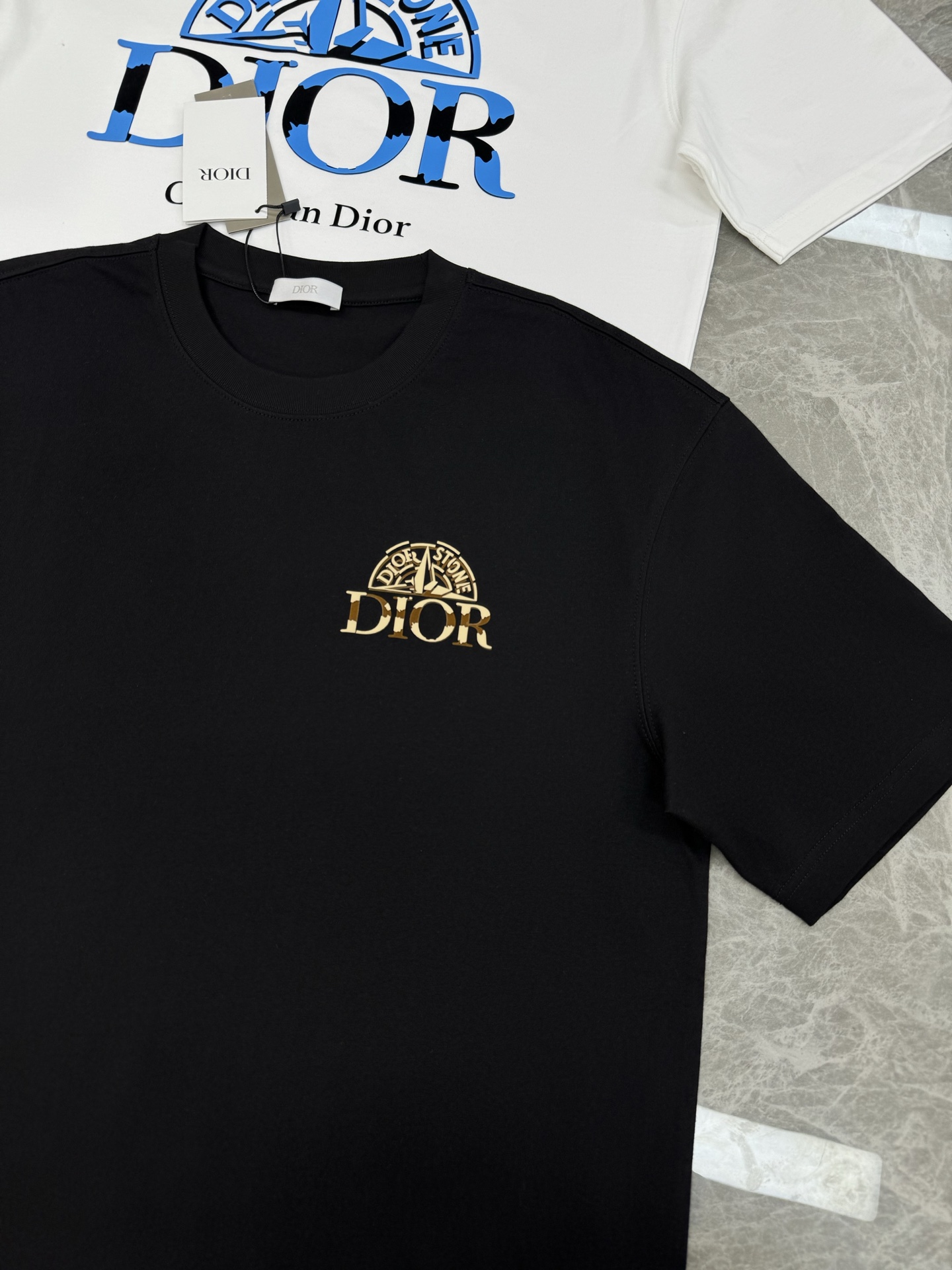 Dior迪奥25s新款潮牌T恤.胸前及背后印有“Peace Stone”字样和蓝色圆形徽标，前后呼应.融