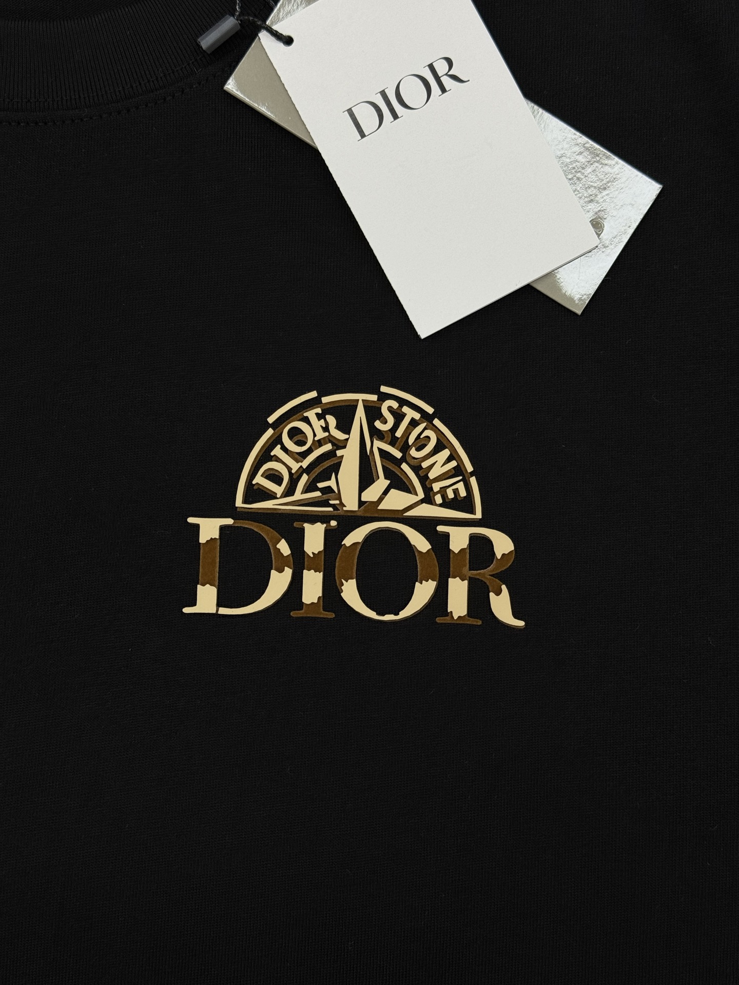 Dior迪奥25s新款潮牌T恤.胸前及背后印有“Peace Stone”字样和蓝色圆形徽标，前后呼应.融
