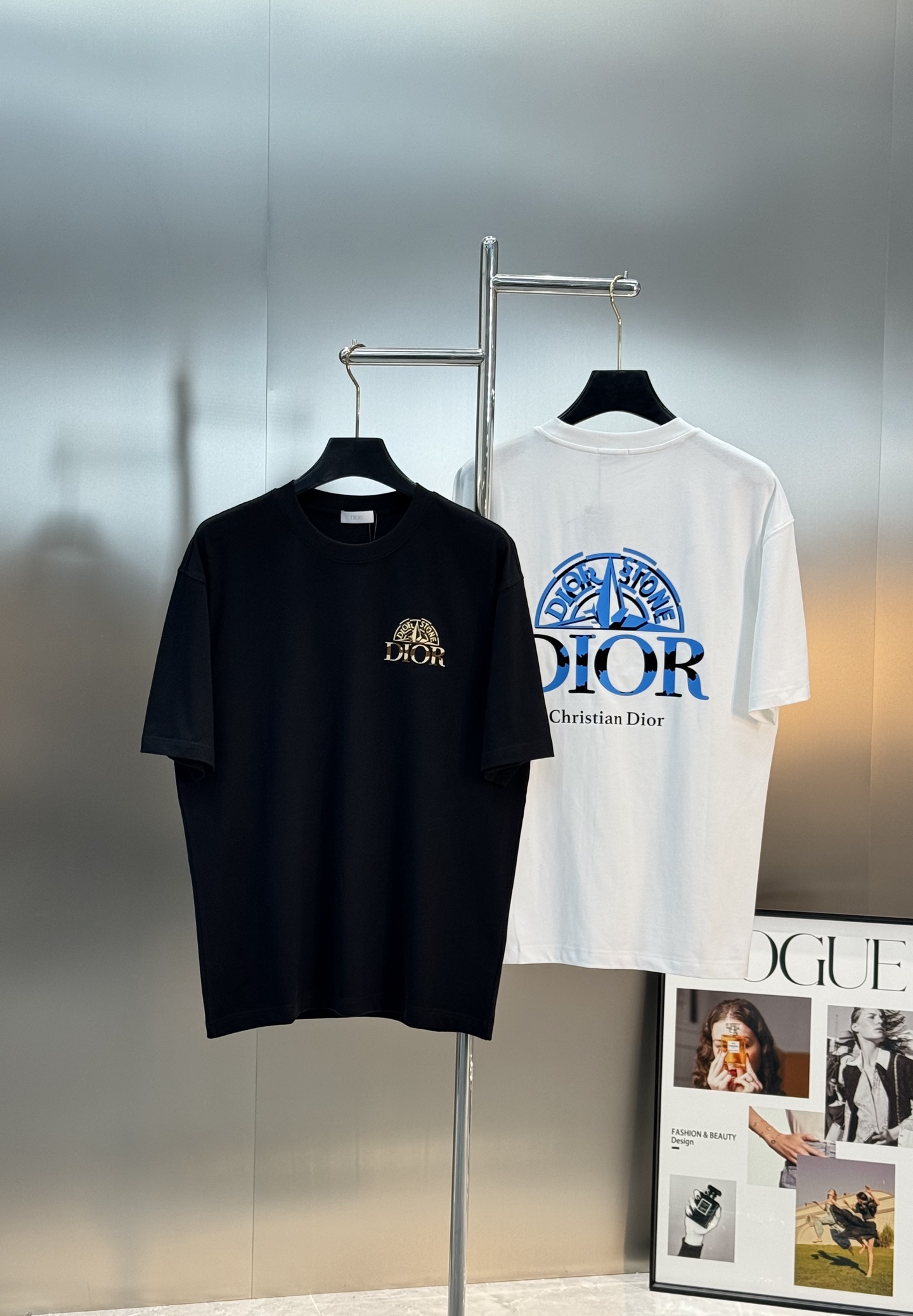 Dior迪奥25s新款潮牌T恤.胸前及背后印有“Peace Stone”字样和蓝色圆形徽标，前后呼应.融