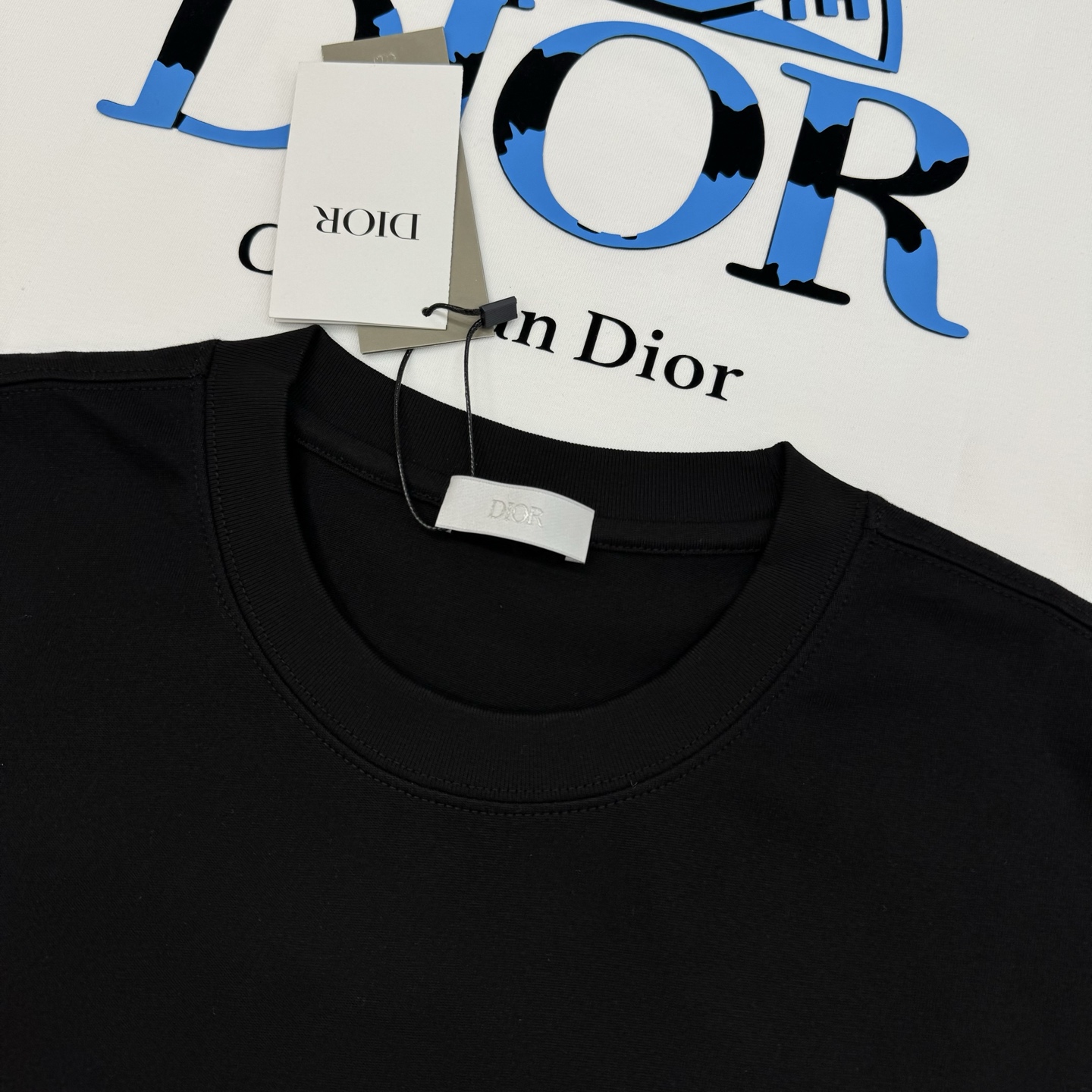 Dior迪奥25s新款潮牌T恤.胸前及背后印有“Peace Stone”字样和蓝色圆形徽标，前后呼应.融