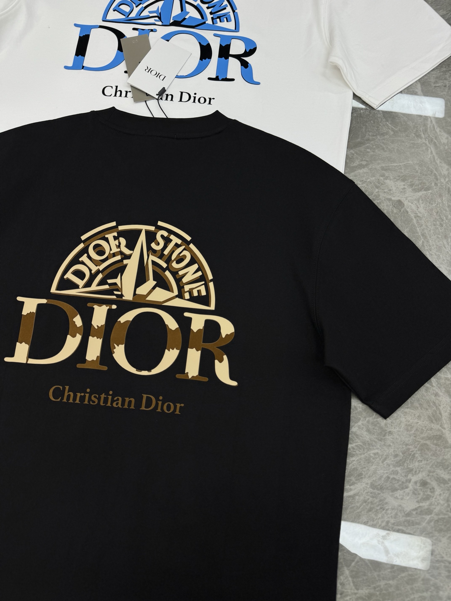 Dior迪奥25s新款潮牌T恤.胸前及背后印有“Peace Stone”字样和蓝色圆形徽标，前后呼应.融