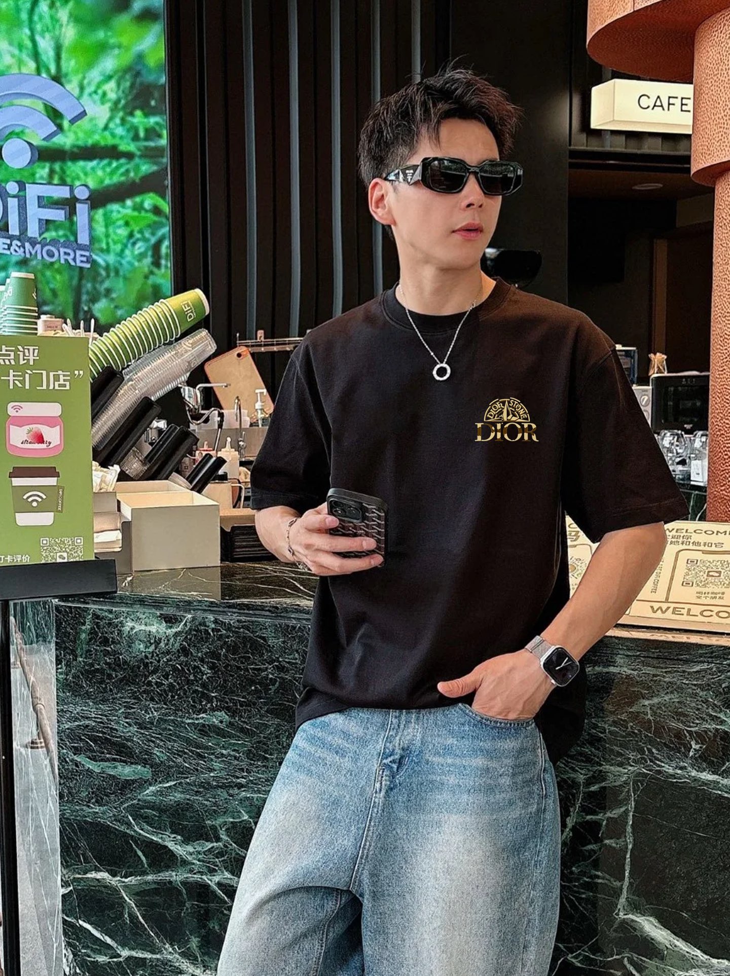 Dior迪奥25s新款潮牌T恤.胸前及背后印有“Peace Stone”字样和蓝色圆形徽标，前后呼应.融