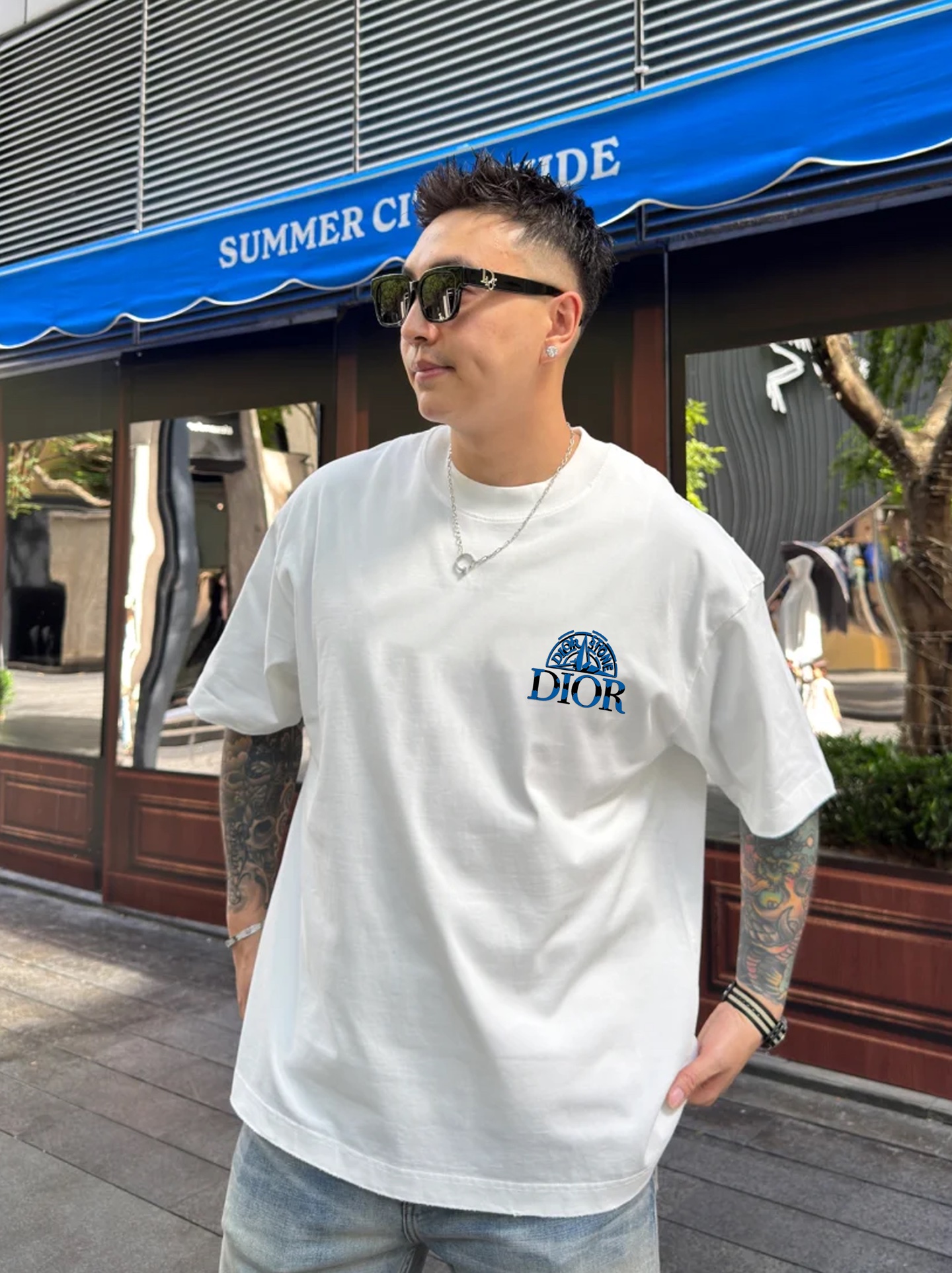 Dior迪奥25s新款潮牌T恤.胸前及背后印有“Peace Stone”字样和蓝色圆形徽标，前后呼应.融