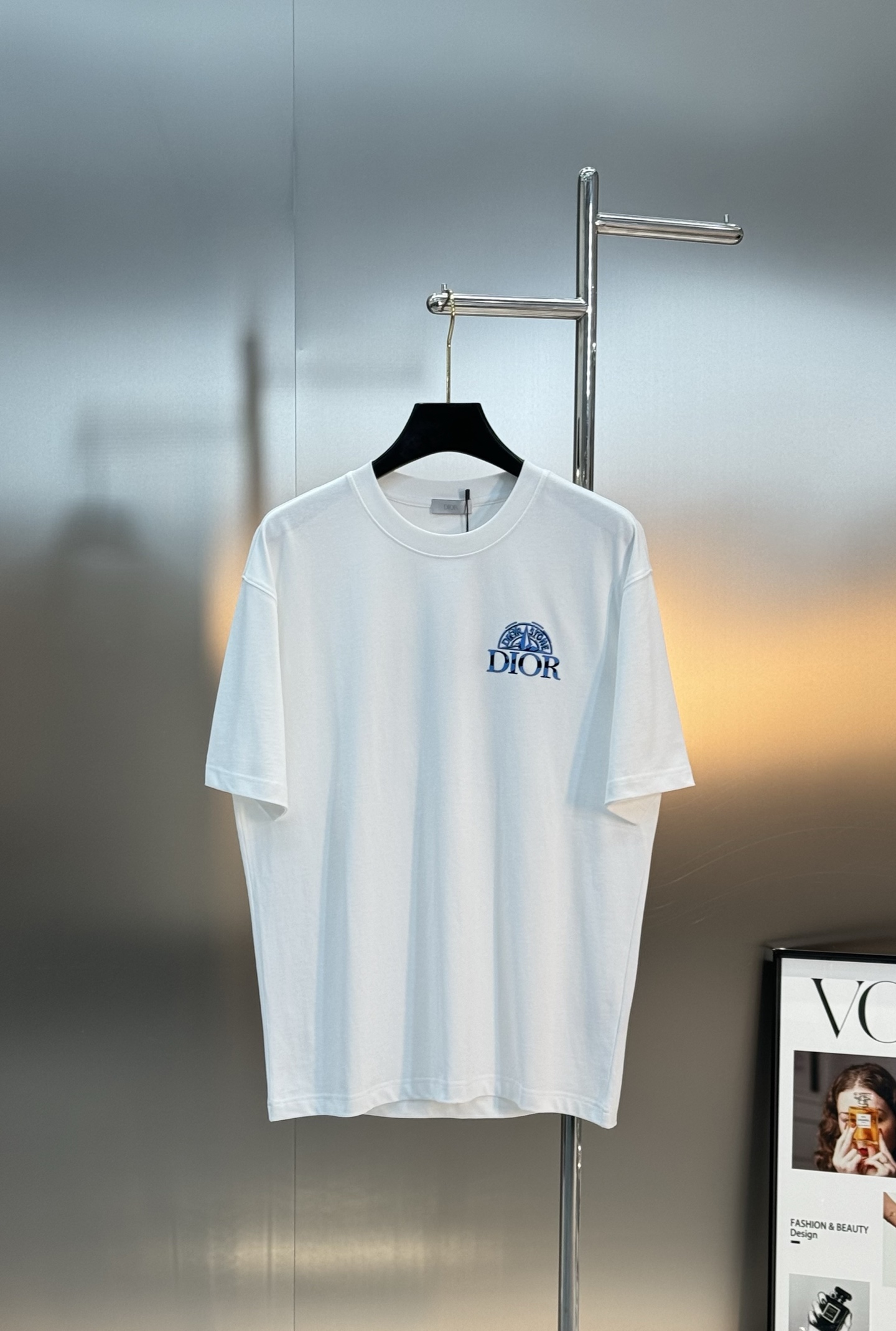 Dior迪奥25s新款潮牌T恤.胸前及背后印有“Peace Stone”字样和蓝色圆形徽标，前后呼应.融