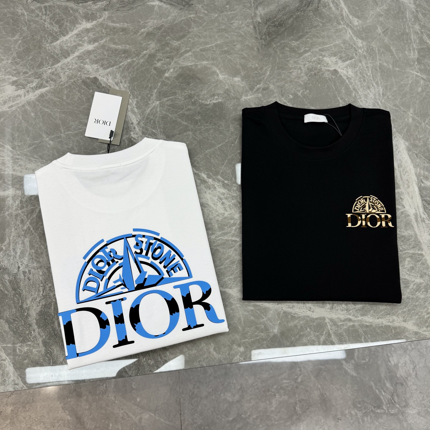 Dior迪奥25s新款潮牌T恤.胸前及背后印有“Peace Stone”字样和蓝色圆形徽标，前后呼应.融