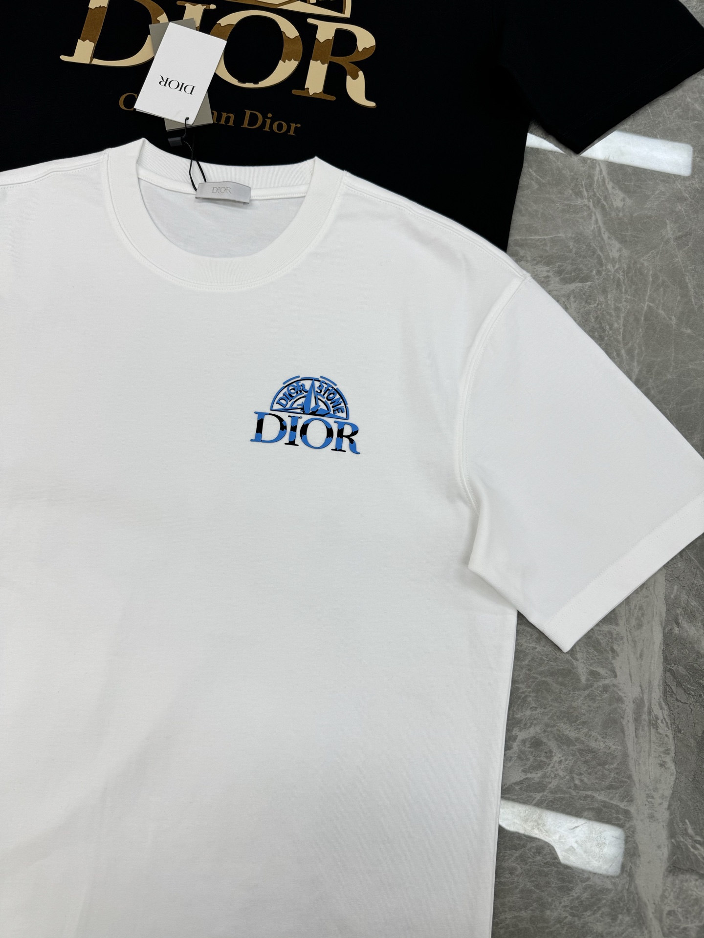 Dior迪奥25s新款潮牌T恤.胸前及背后印有“Peace Stone”字样和蓝色圆形徽标，前后呼应.融