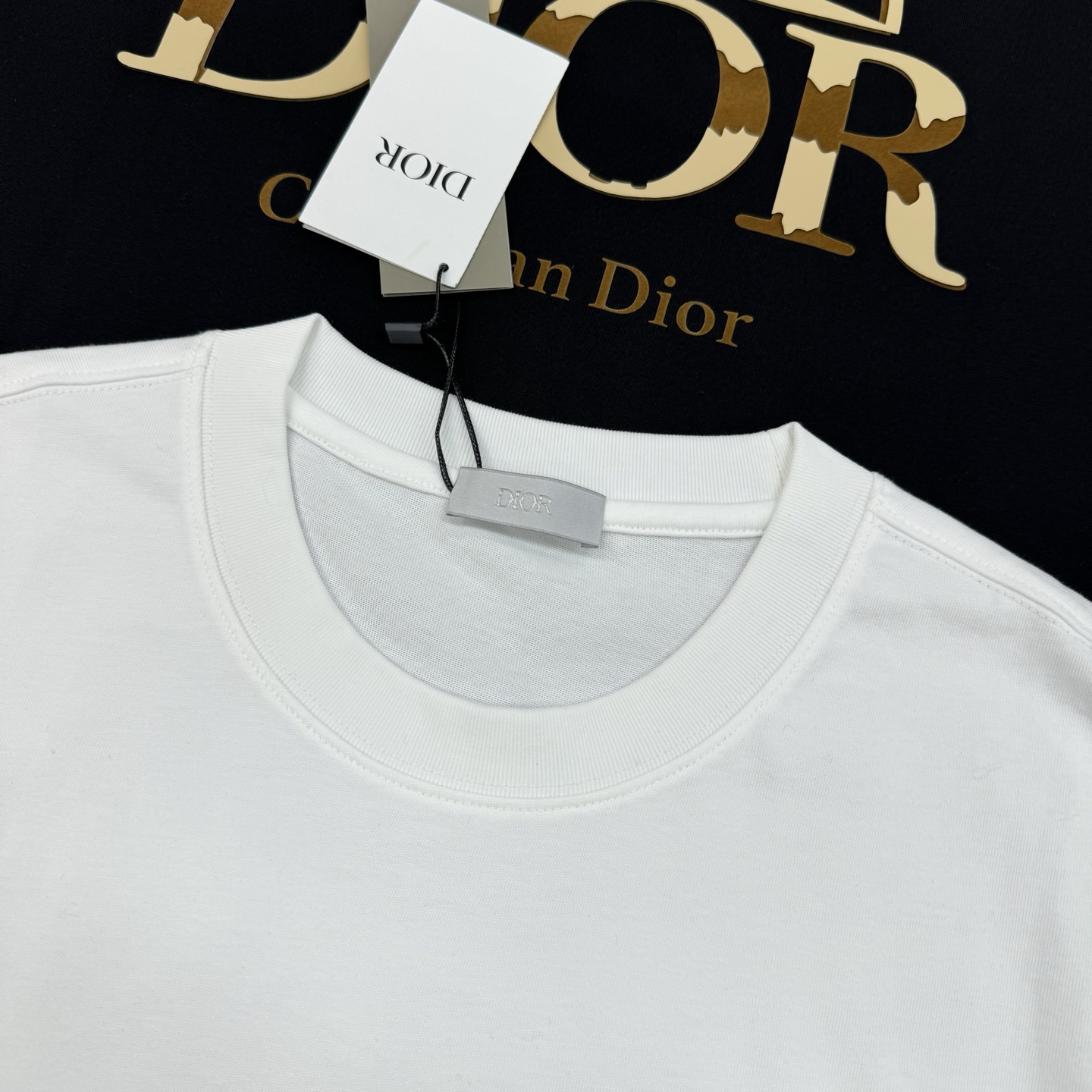 Dior迪奥25s新款潮牌T恤.胸前及背后印有“Peace Stone”字样和蓝色圆形徽标，前后呼应.融