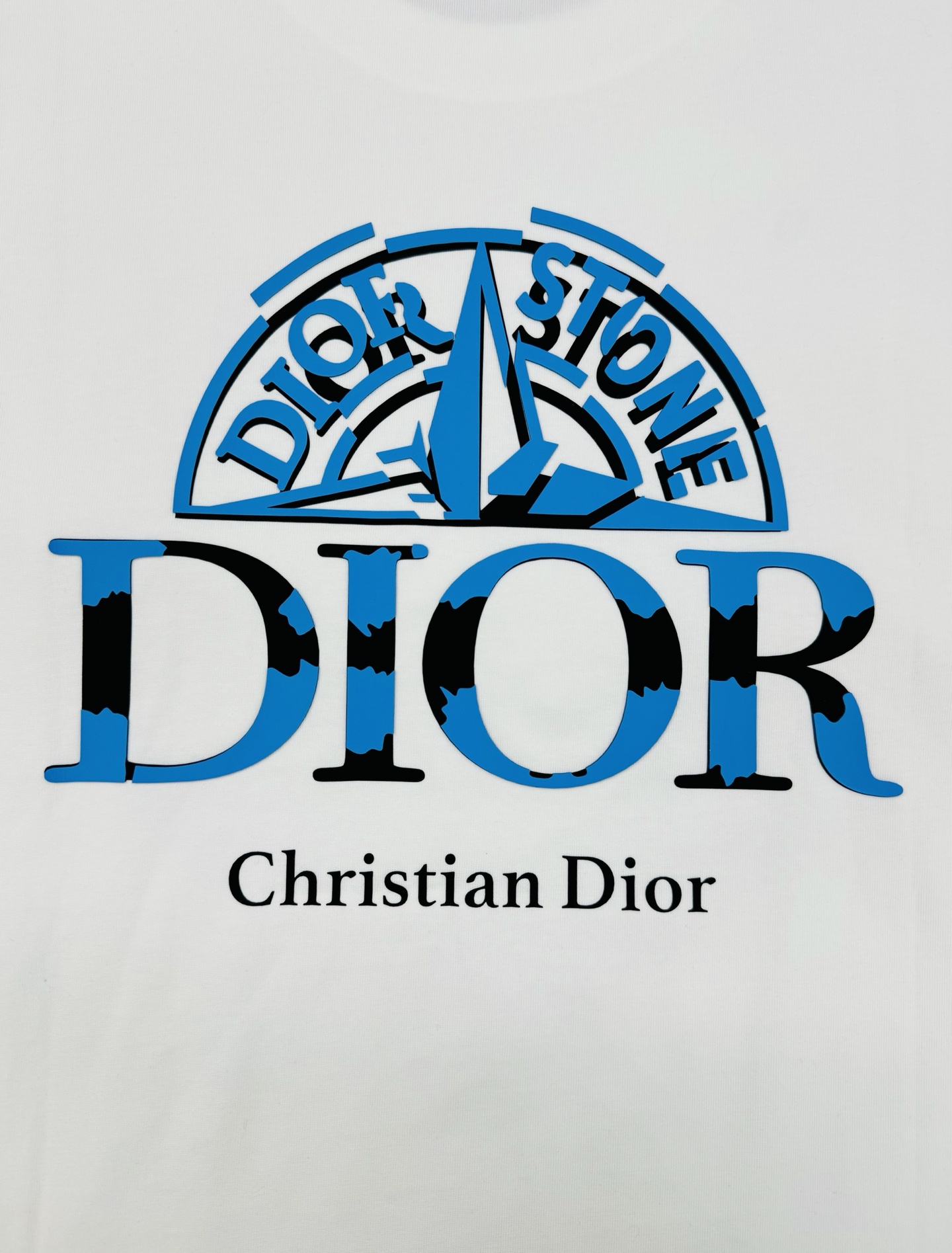 Dior迪奥25s新款潮牌T恤.胸前及背后印有“Peace Stone”字样和蓝色圆形徽标，前后呼应.融