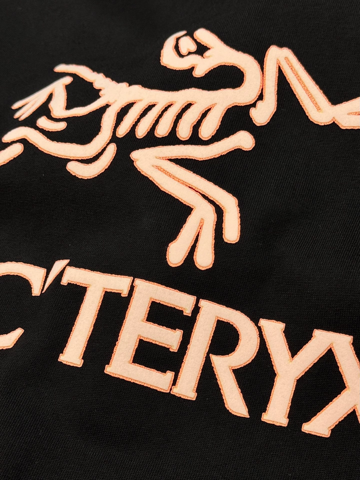 始祖🐦Arc’teryx25s新款潮牌T恤，采用32支双纱精梳纯棉，280克重磅面料，透气又舒适，胸前硅