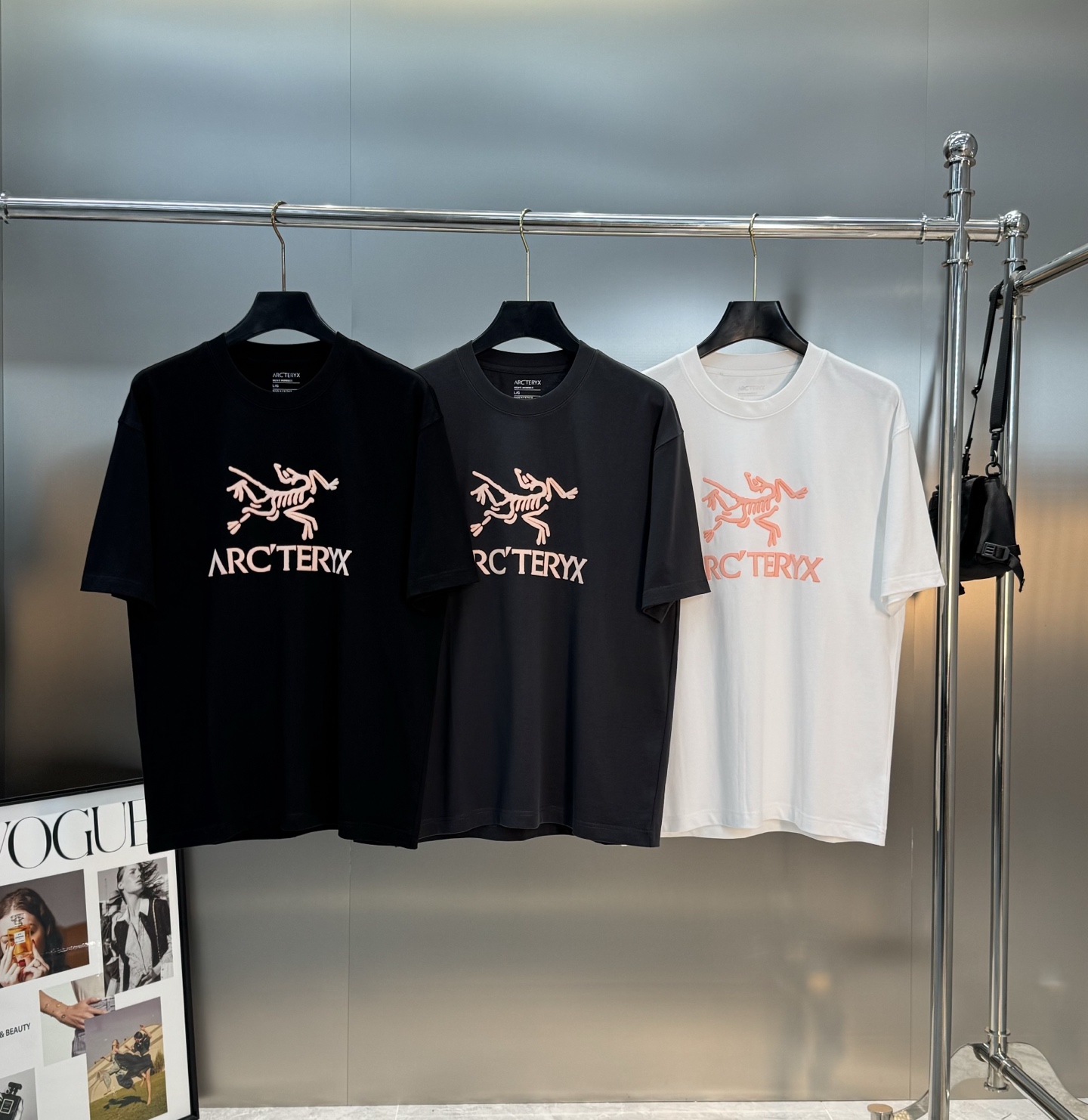 始祖🐦Arc’teryx25s新款潮牌T恤，采用32支双纱精梳纯棉，280克重磅面料，透气又舒适，胸前硅