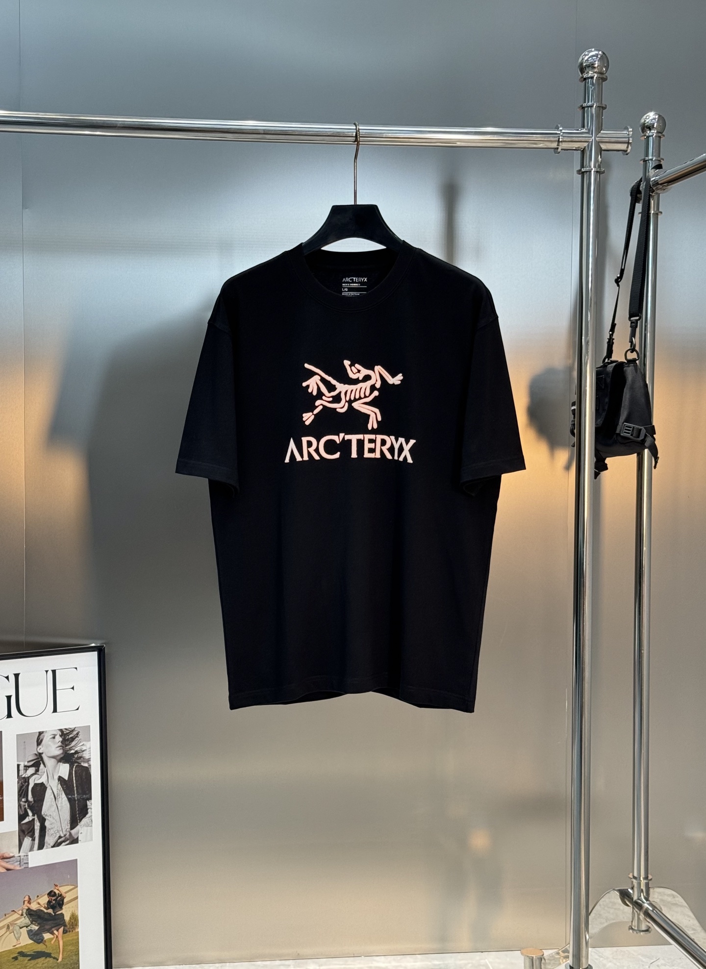 始祖🐦Arc’teryx25s新款潮牌T恤，采用32支双纱精梳纯棉，280克重磅面料，透气又舒适，胸前硅