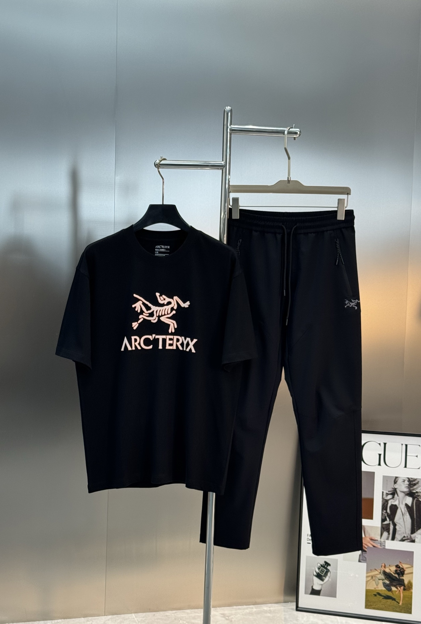始祖🐦Arc’teryx25s新款潮牌T恤，采用32支双纱精梳纯棉，280克重磅面料，透气又舒适，胸前硅