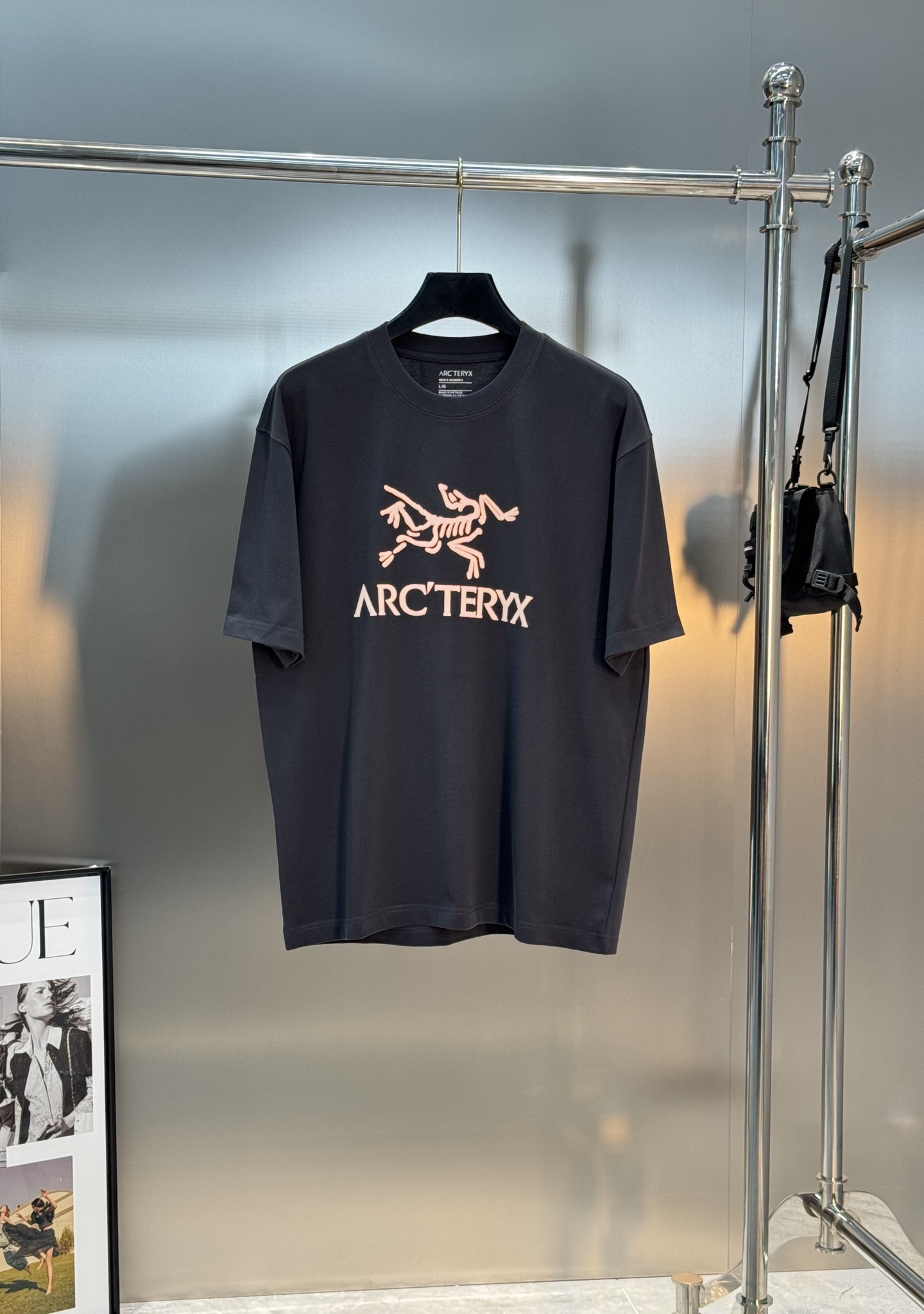 始祖🐦Arc’teryx25s新款潮牌T恤，采用32支双纱精梳纯棉，280克重磅面料，透气又舒适，胸前硅