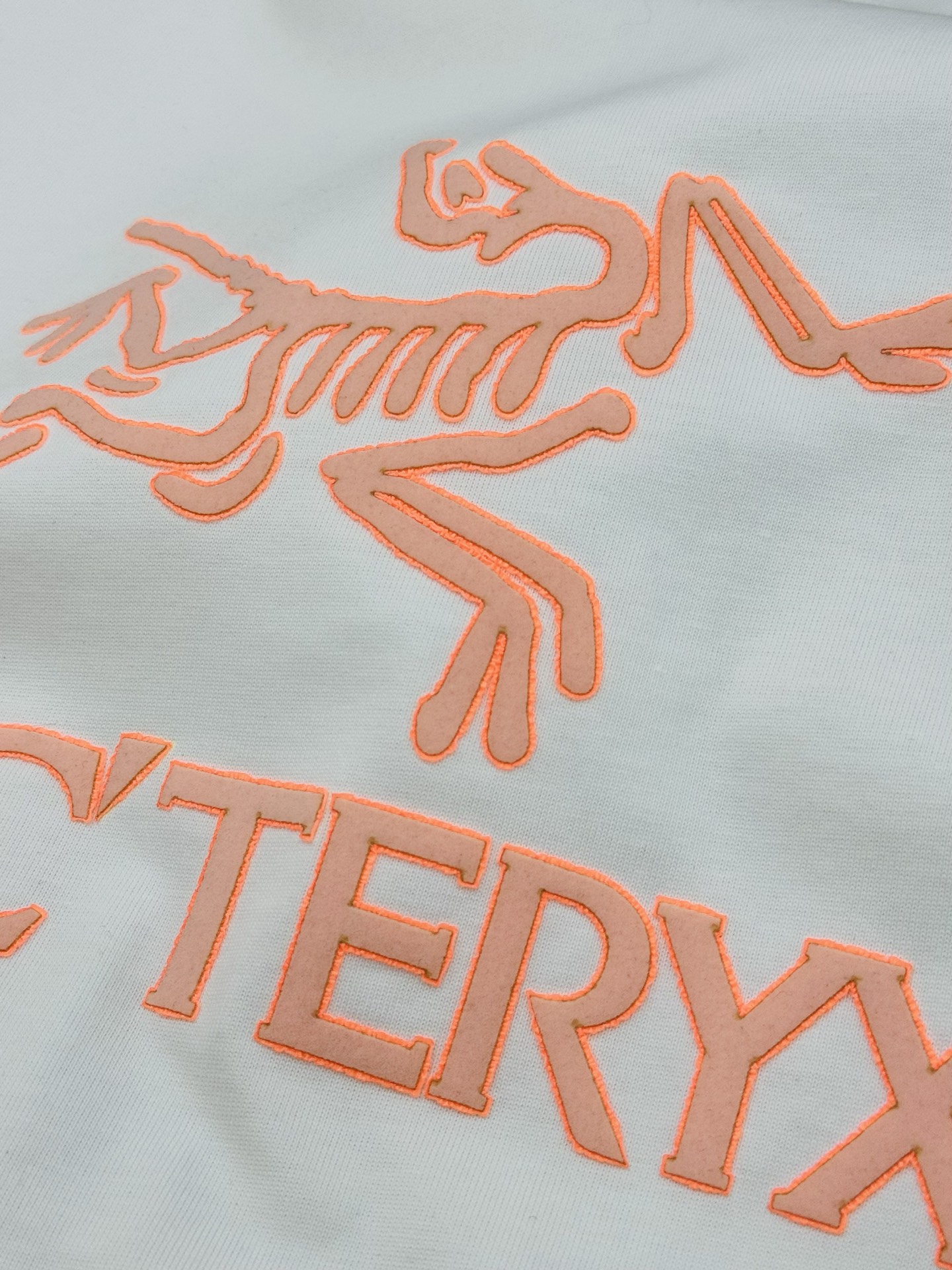 始祖🐦Arc’teryx25s新款潮牌T恤，采用32支双纱精梳纯棉，280克重磅面料，透气又舒适，胸前硅