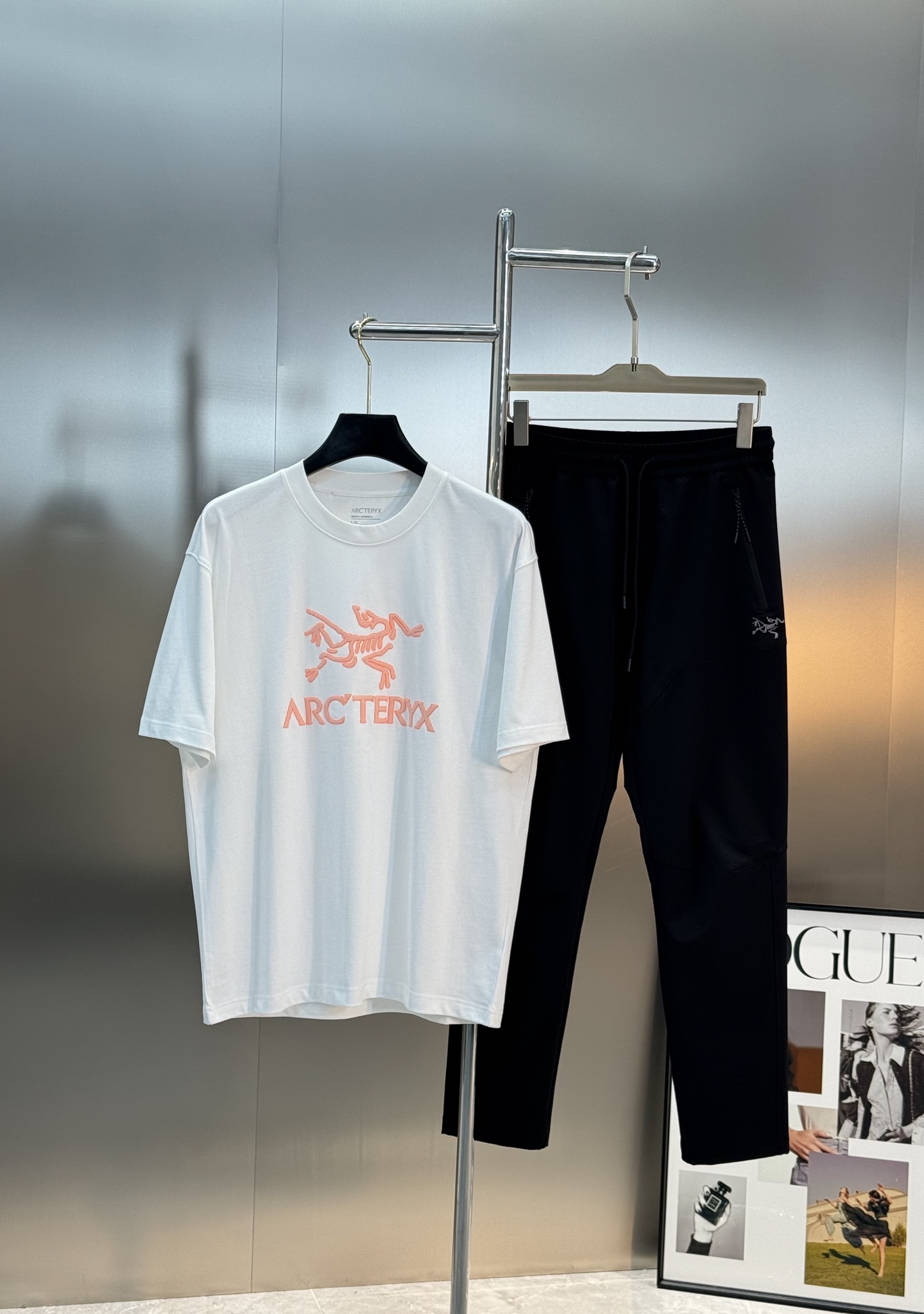 始祖🐦Arc’teryx25s新款潮牌T恤，采用32支双纱精梳纯棉，280克重磅面料，透气又舒适，胸前硅