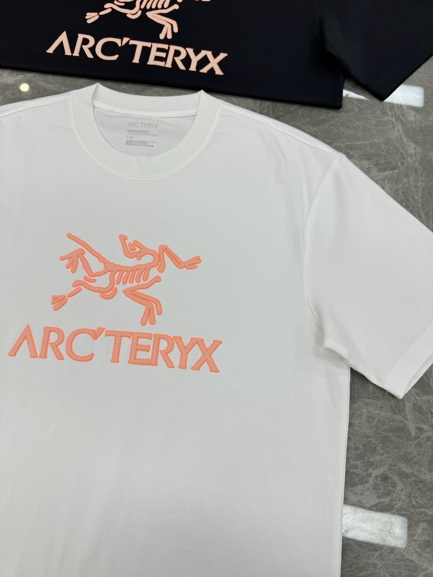 始祖🐦Arc’teryx25s新款潮牌T恤，采用32支双纱精梳纯棉，280克重磅面料，透气又舒适，胸前硅