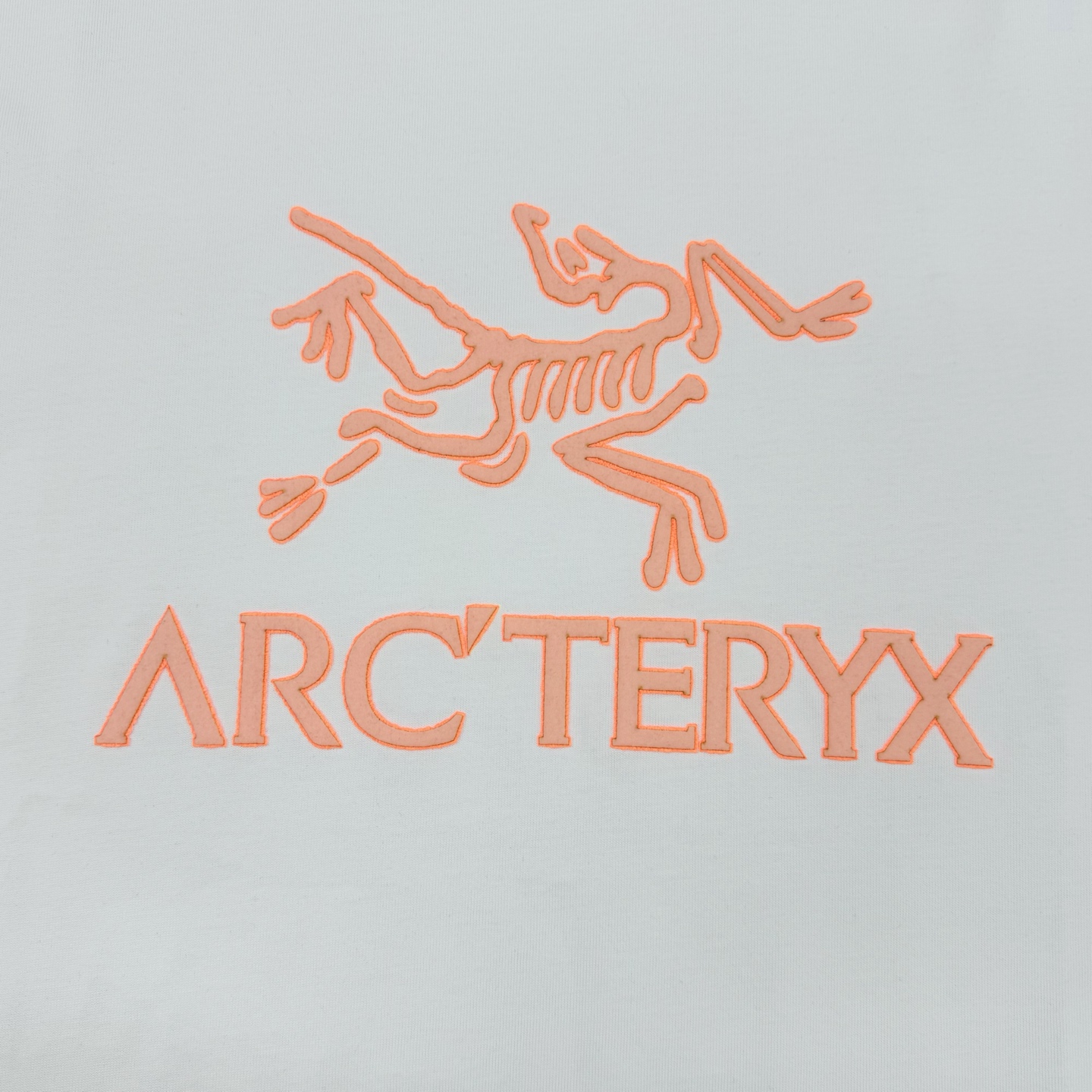 始祖🐦Arc’teryx25s新款潮牌T恤，采用32支双纱精梳纯棉，280克重磅面料，透气又舒适，胸前硅