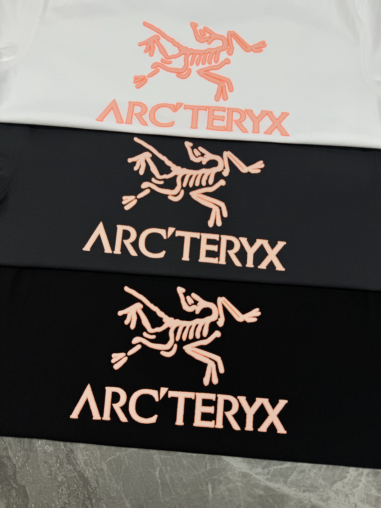 始祖🐦Arc’teryx25s新款潮牌T恤，采用32支双纱精梳纯棉，280克重磅面料，透气又舒适，胸前硅