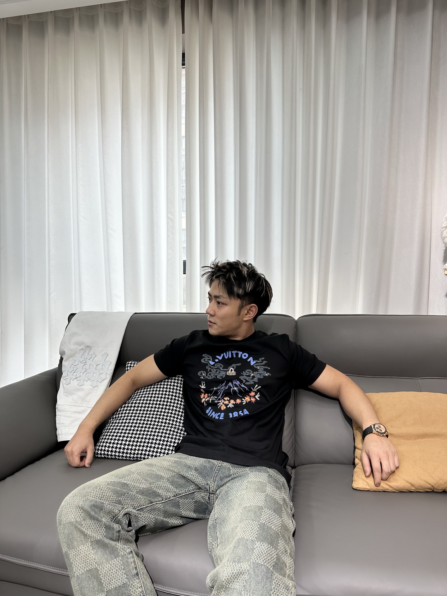 驴牌*25s款莫代尔T恤. 新品以复杂图形描绘朝气蓬勃的美景，展示出日本传统文化与品牌元素的妙趣融合。甄